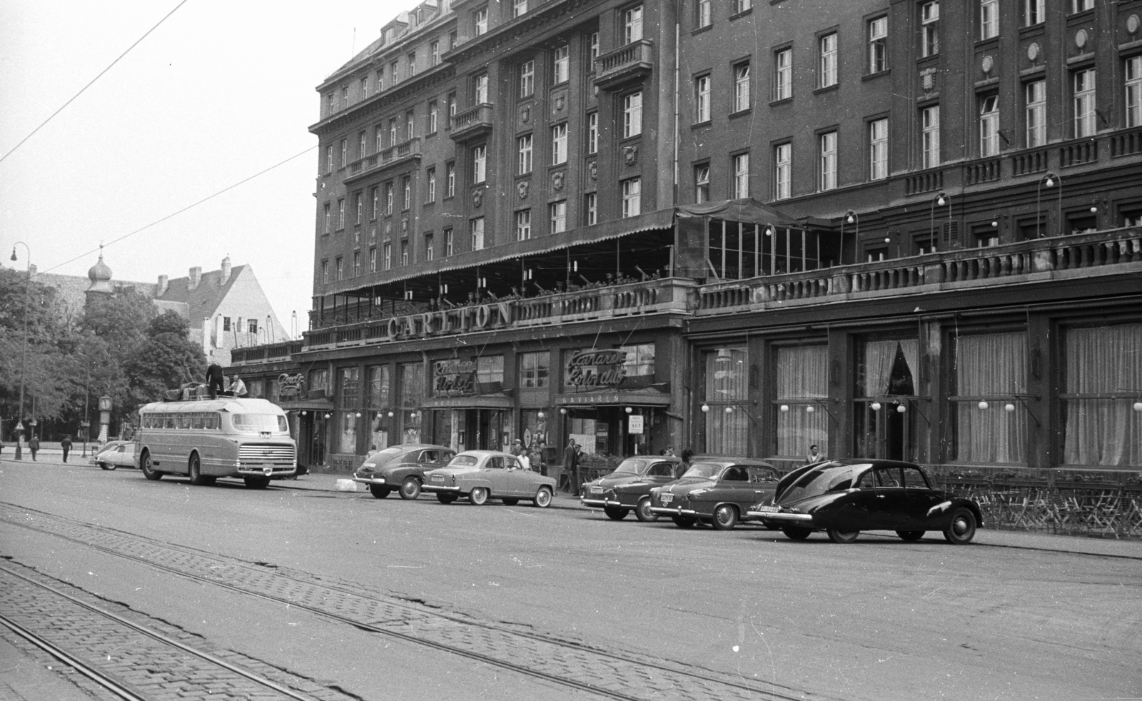 Slovakia, Bratislava, Hviezdoslavovo námestie, szemben a Carlton Hotel., 1959, Nagy Gyula, Czechoslovakia, hospitality, bus, Czechoslovak brand, Tatra-brand, Soviet brand, Hungarian brand, street view, hotel, Ikarus-brand, French brand, automobile, M20 Pobeda, Simca-brand, Tatra T87, Milan Michal Harminc-design, Ignác Feigler Jr.-design, Fortepan #51359