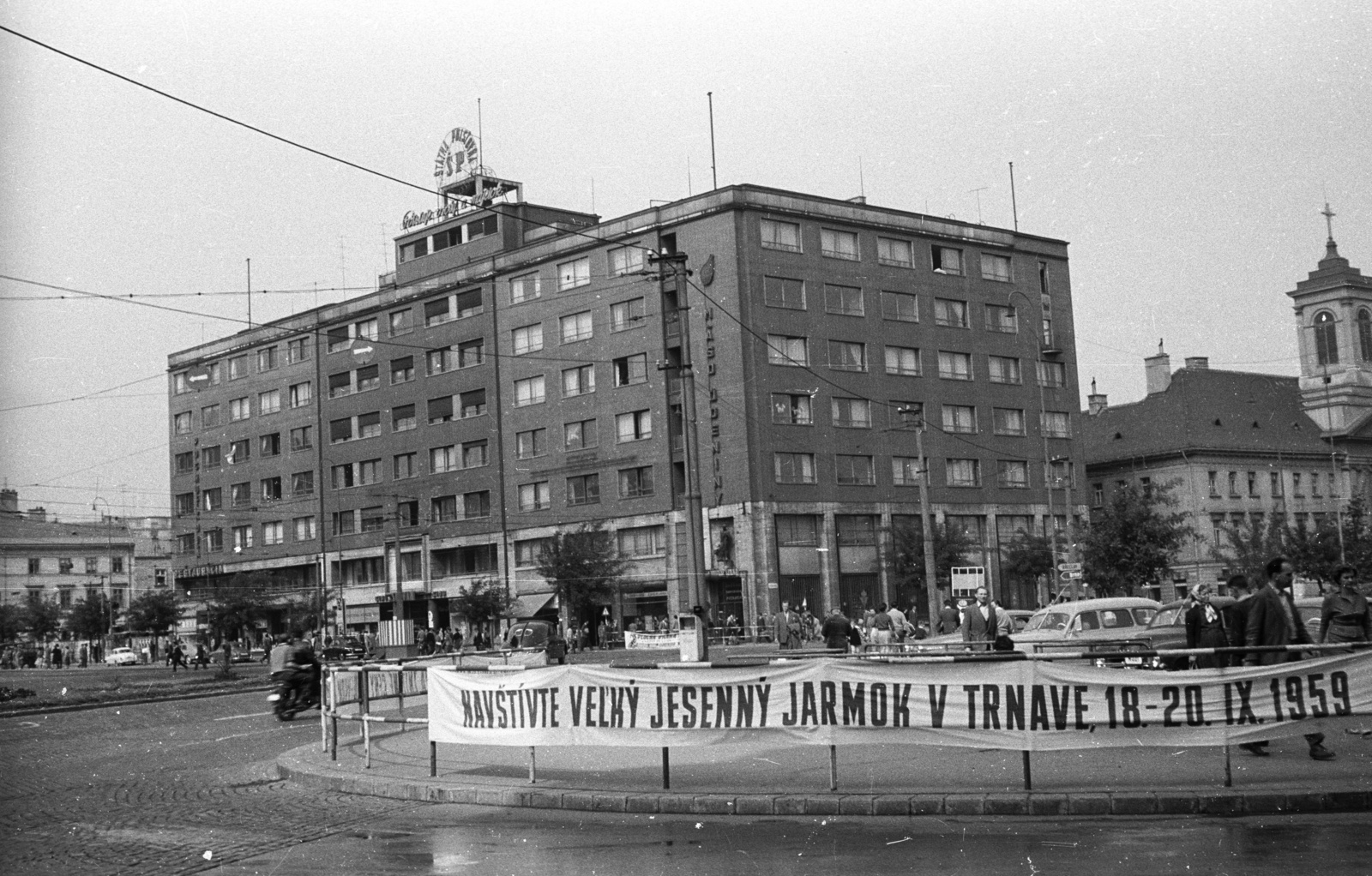 Slovakia, Bratislava, balra a námestie Slovenského národného povstania (egykor Vásár tér, ekkor Sztálin tér), jobbra a Spitalská (Kórház) utca a Dunajska (Duna) utca felől nézve., 1959, Nagy Gyula, Czechoslovakia, street view, Fortepan #51360