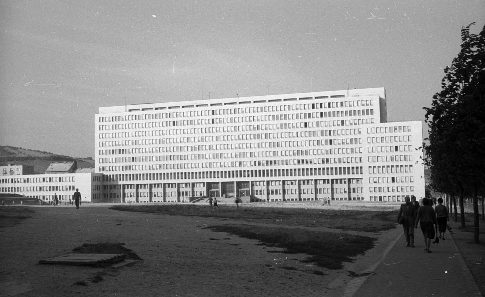 Slovakia, Bratislava, námestie Slobody (Gottwaldovo tér, egykor Esterházy tér), Postapalota., 1959, Nagy Gyula, Czechoslovakia, street view, public building, modern architecture, post office, Eugen Kramár-design, Štefan Lukačovič-design, Fortepan #51364