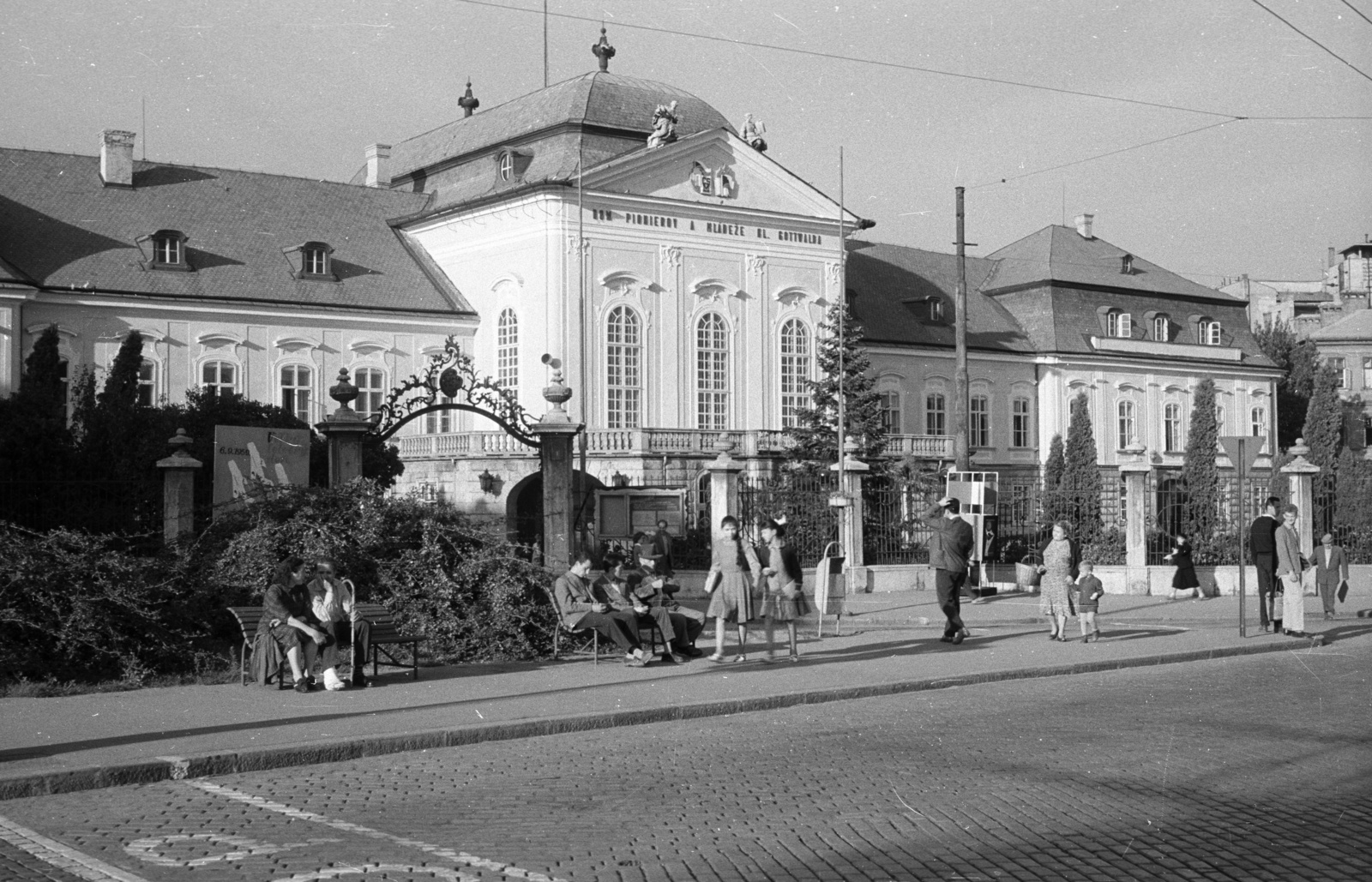 Slovakia, Bratislava, Grassalkovich-kastély (később Elnöki Palota)., 1959, Nagy Gyula, Czechoslovakia, castle, pioneer, street view, palace, cobblestones, Andreas Mayerhoffer-design, Fortepan #51365