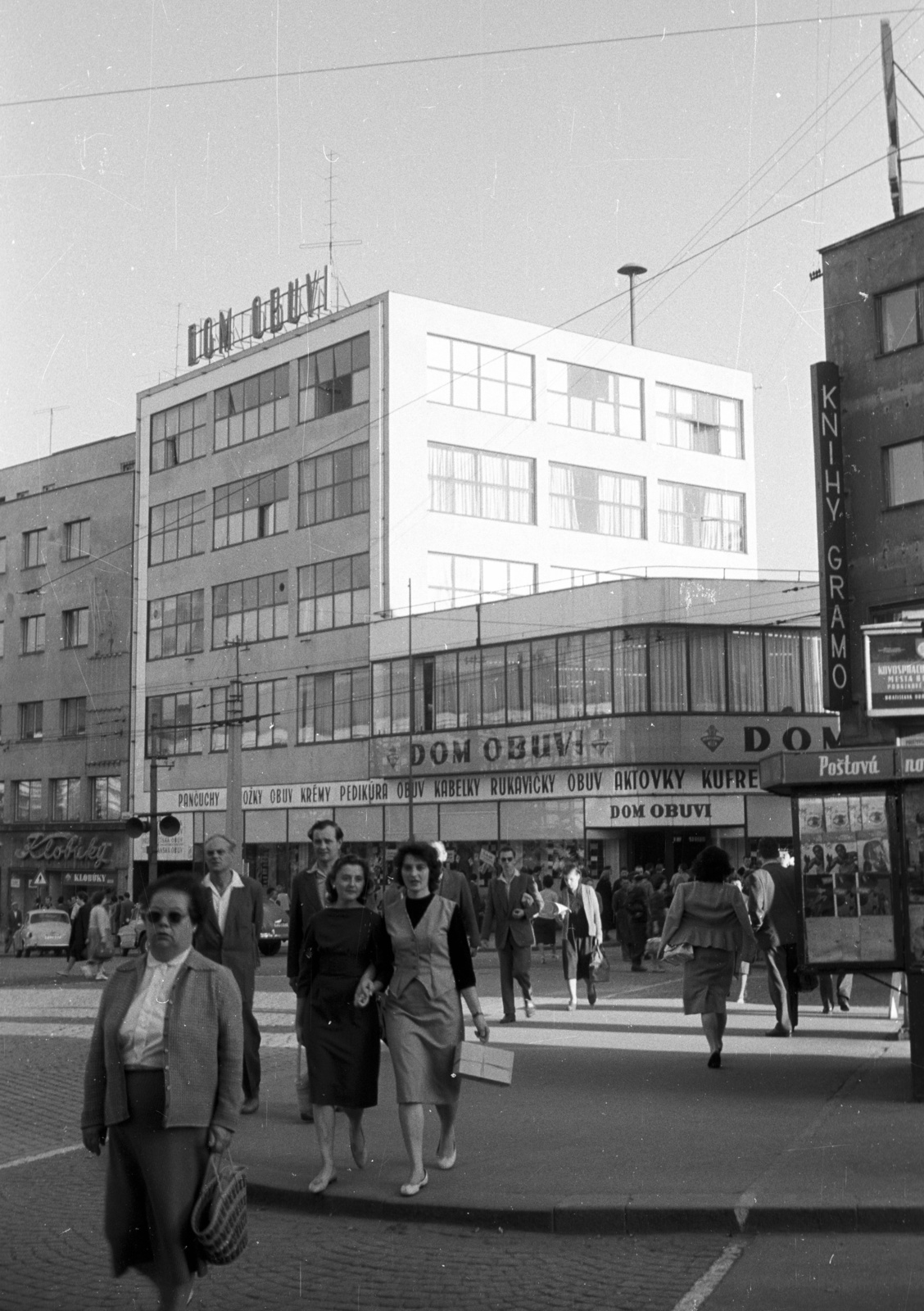 Slovakia, Bratislava, Hurbanovo námestie (egykor Nagy Lajos tér)., 1959, Nagy Gyula, Czechoslovakia, street view, cobblestones, shoe store, modern architecture, Functionalism, Vladimír Karfík-design, Fortepan #51366