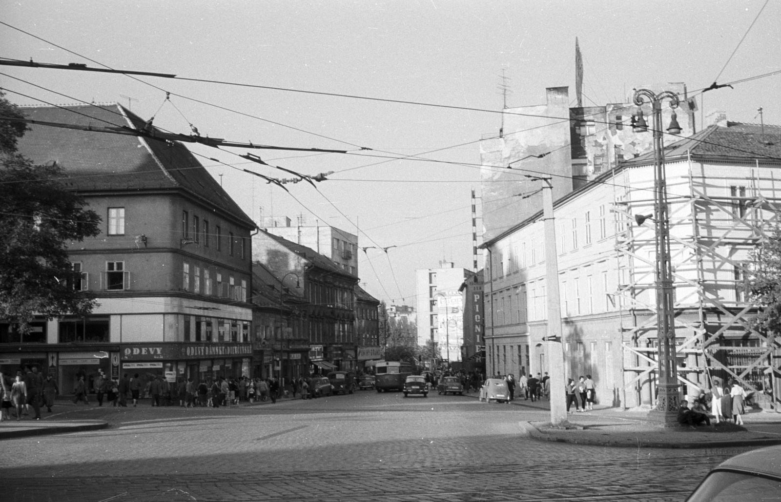 Slovakia, Bratislava, Hurbanovo námestie (egykor Nagy Lajos tér) az Obchodná (egykor Széplak utca) felé., 1959, Nagy Gyula, Czechoslovakia, bus, street view, lamp post, cobblestones, automobile, clothing store, Fortepan #51367