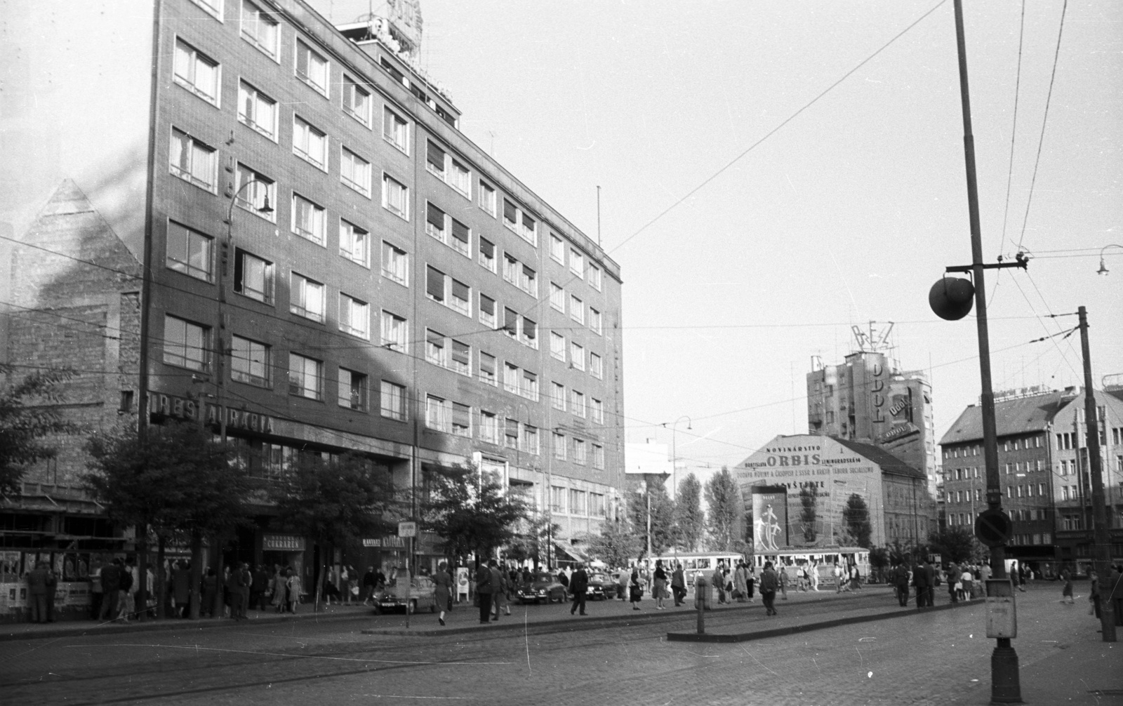 Slovakia, Bratislava, námestie Slovenského národného povstania (egykor Vásár tér, ekkor Sztálin tér), a Dunajska (Duna utca) felé nézve., 1959, Nagy Gyula, Czechoslovakia, street view, cobblestones, tram stop, Fortepan #51368