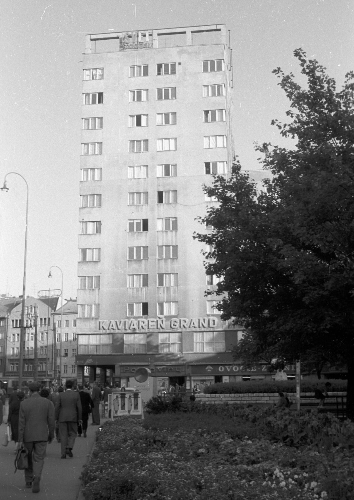 Slovakia, Bratislava, námestie Slovenského národného povstania (egykor Vásár tér, akkor Sztálin tér), a Dunajska (Duna utca) felé nézve., 1959, Nagy Gyula, Czechoslovakia, street view, coffee house, modern architecture, constructivist architecture, Christian Ludwig-design, Emerich Spitzer-design, Augustín Danielis-design, Fortepan #51369