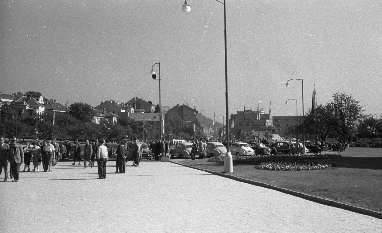 Czech Republik, Brno, Veletrzni a Vásárváros főbejárata előtt., 1959, Nagy Gyula, Czechoslovakia, international fair, Fortepan #51372