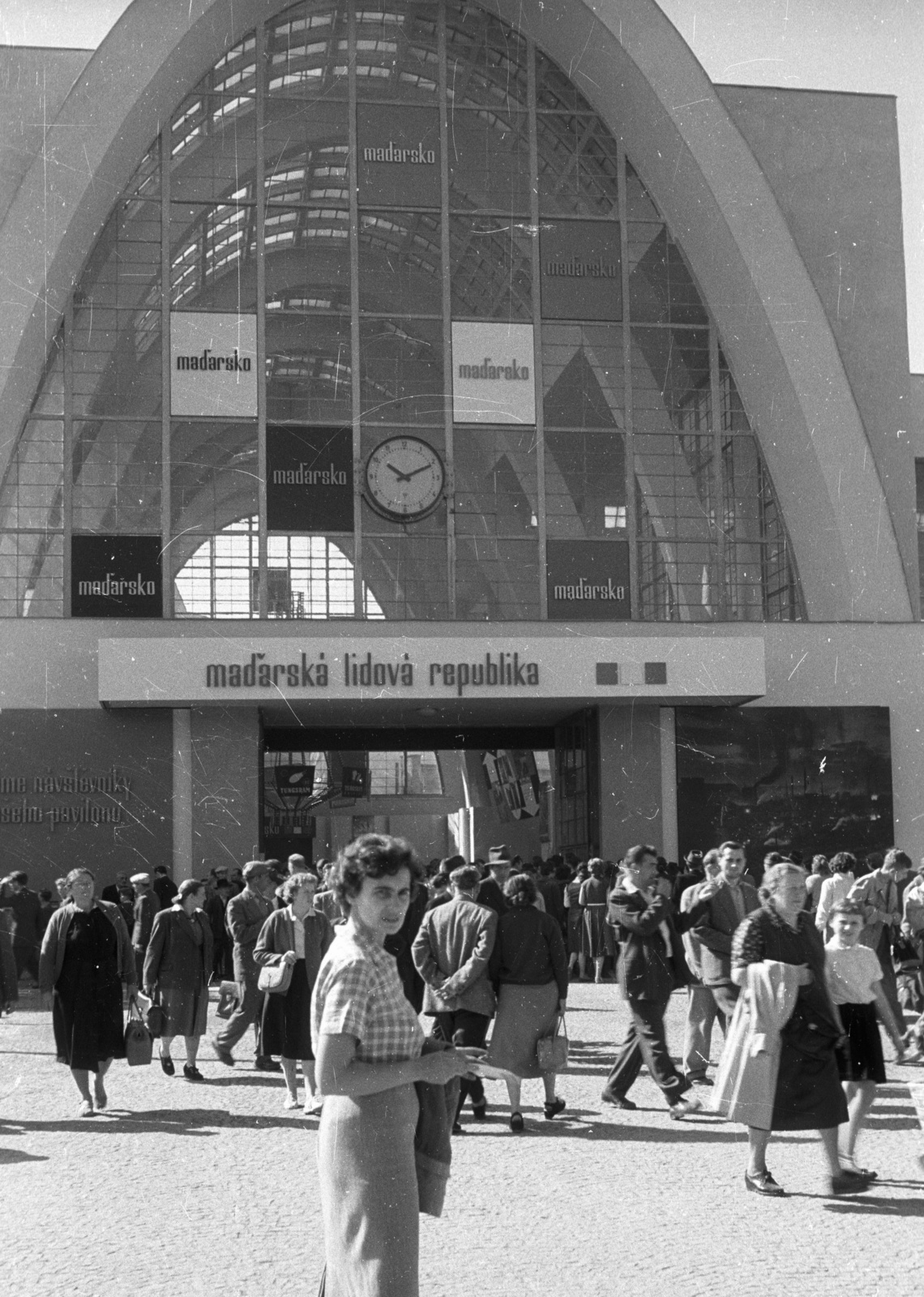 Czech Republik, Brno, Vásárváros, Brnói Nemzetközi Vásár, kiállítási csarnok. Magyarország kiállítása., 1959, Nagy Gyula, Czechoslovakia, watch, international fair, Fortepan #51377