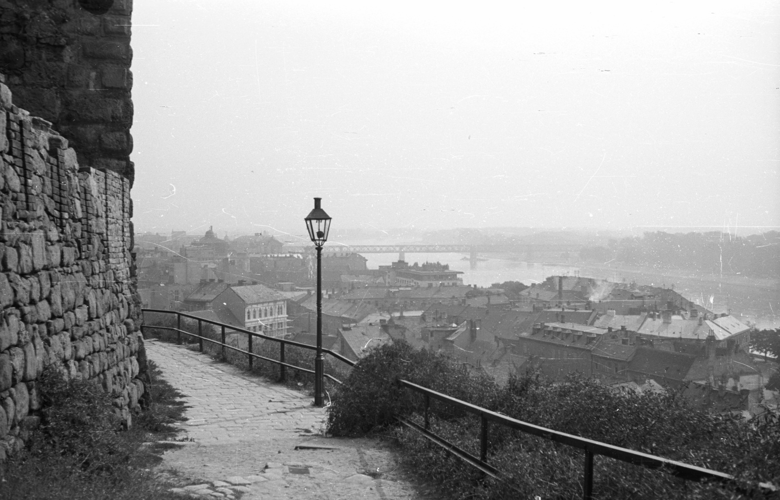 Slovakia, Bratislava, kilátás a várból, előtérben a Hal tér házai, háttérben a Duna feletti vasúti híd., 1959, Nagy Gyula, Czechoslovakia, bridge, river, picture, lamp post, Fortepan #51378