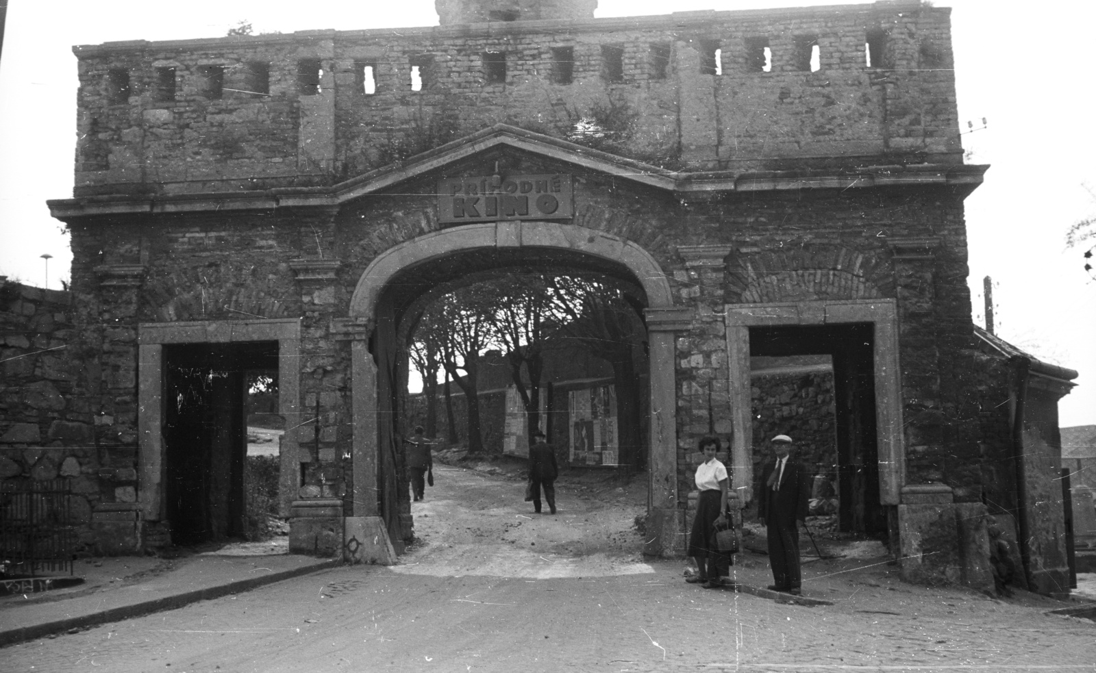 Slovakia, Bratislava, várkapu., 1959, Nagy Gyula, Czechoslovakia, gate, movie theater, curb, Fortepan #51379