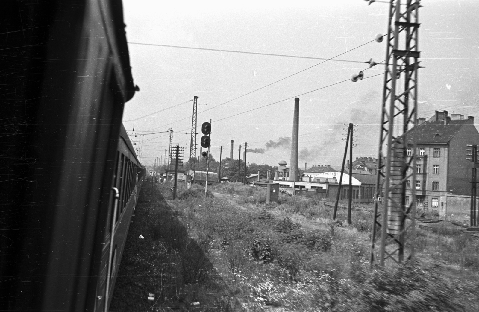 Czech Republik, Prague, vasútvonal a Praha-Liben‎ vasútállomás előtt, jobbra az U Harfy ulice 2. sz. épület., 1959, Nagy Gyula, Czechoslovakia, chimney, train station, Fortepan #51382
