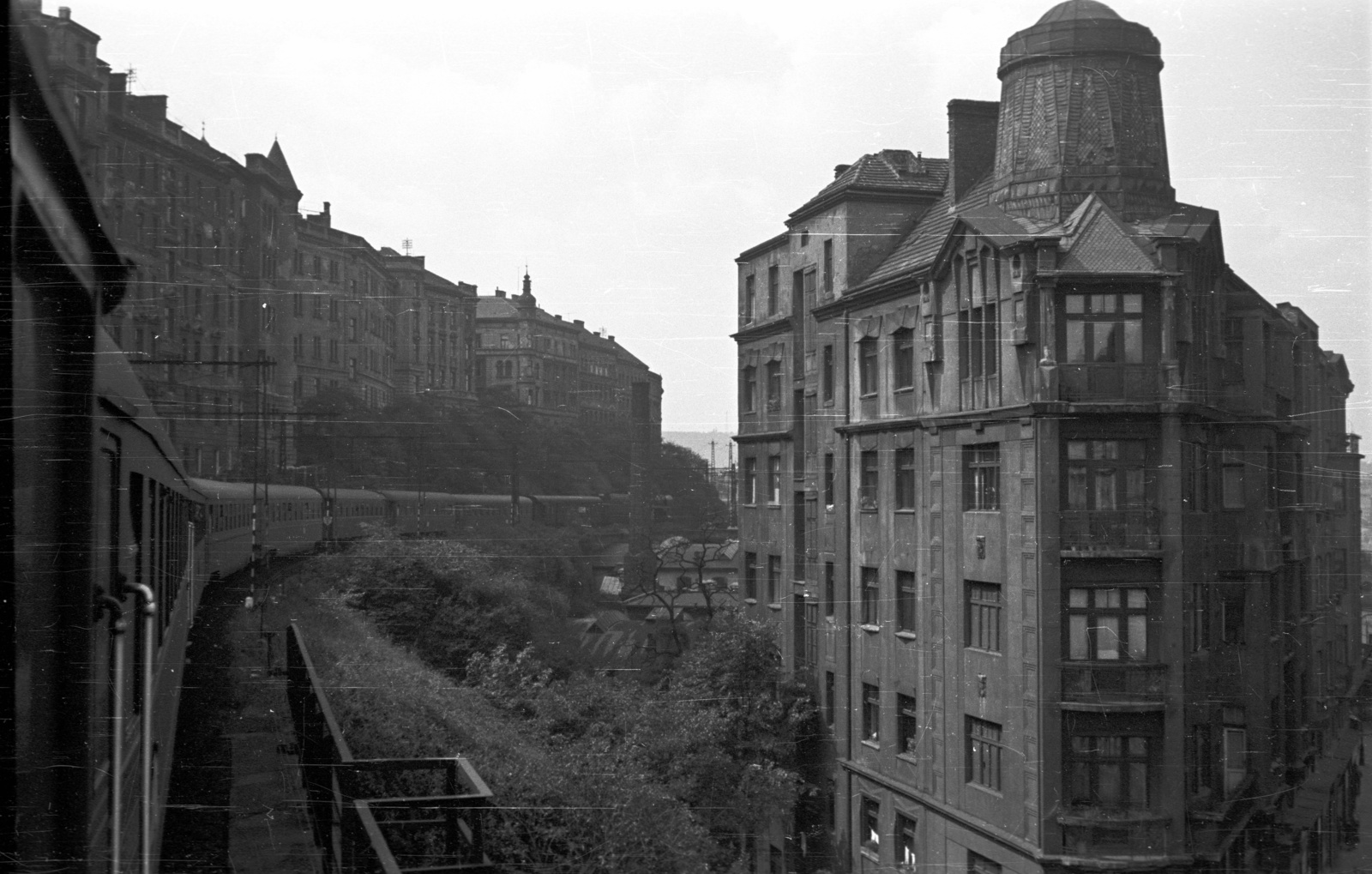 Czech Republik, Prague, vasútvonal a Husitská ulice feletti viaduktnál, jobbra Husitská ulice 32. sz. épület., 1959, Nagy Gyula, Czechoslovakia, train, Fortepan #51384