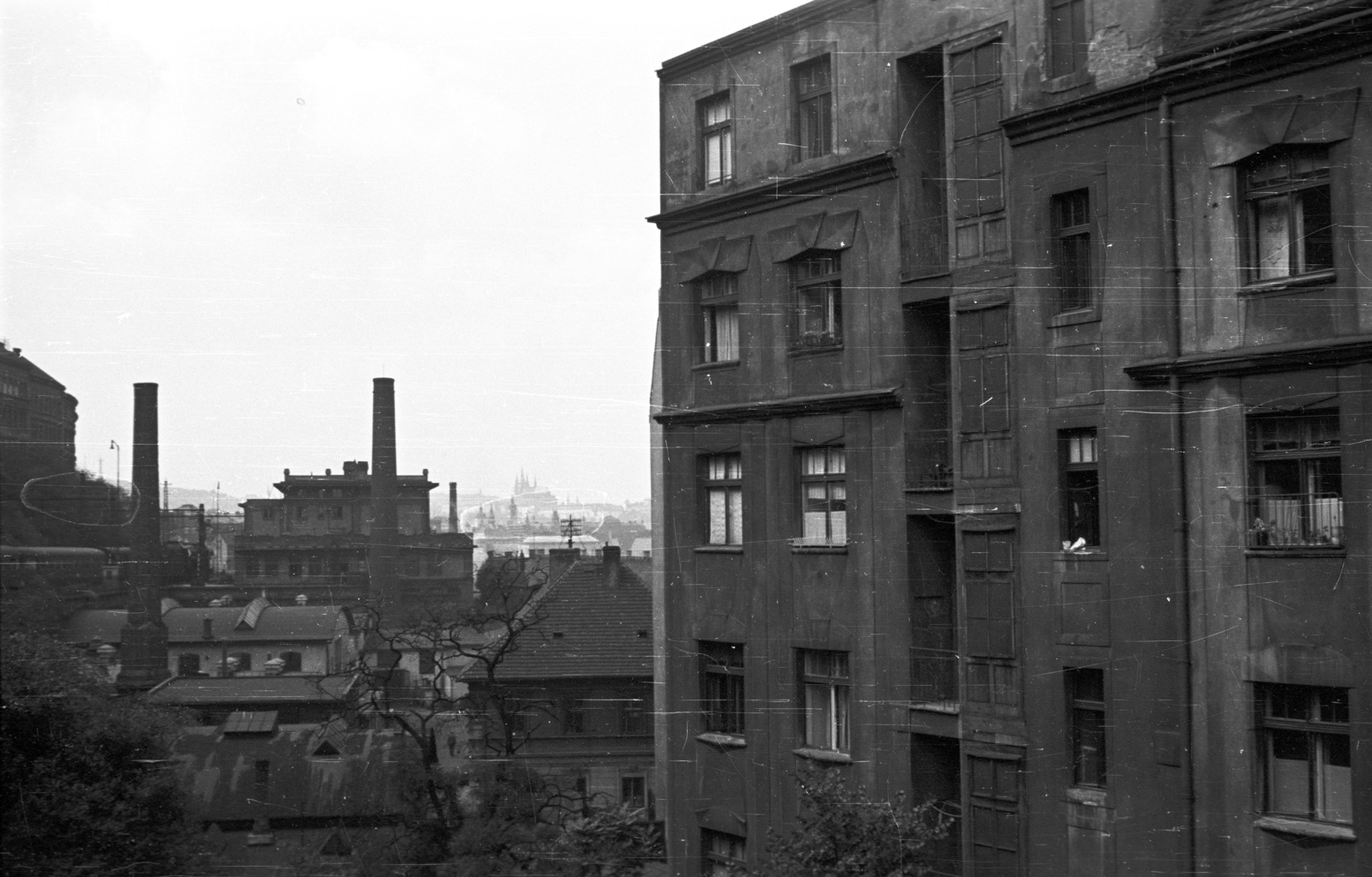 Czech Republik, Prague, vasútvonal a Husitská ulice feletti viaduktnál, jobbra Husitská ulice 32. sz. épület., 1959, Nagy Gyula, Czechoslovakia, Fortepan #51385