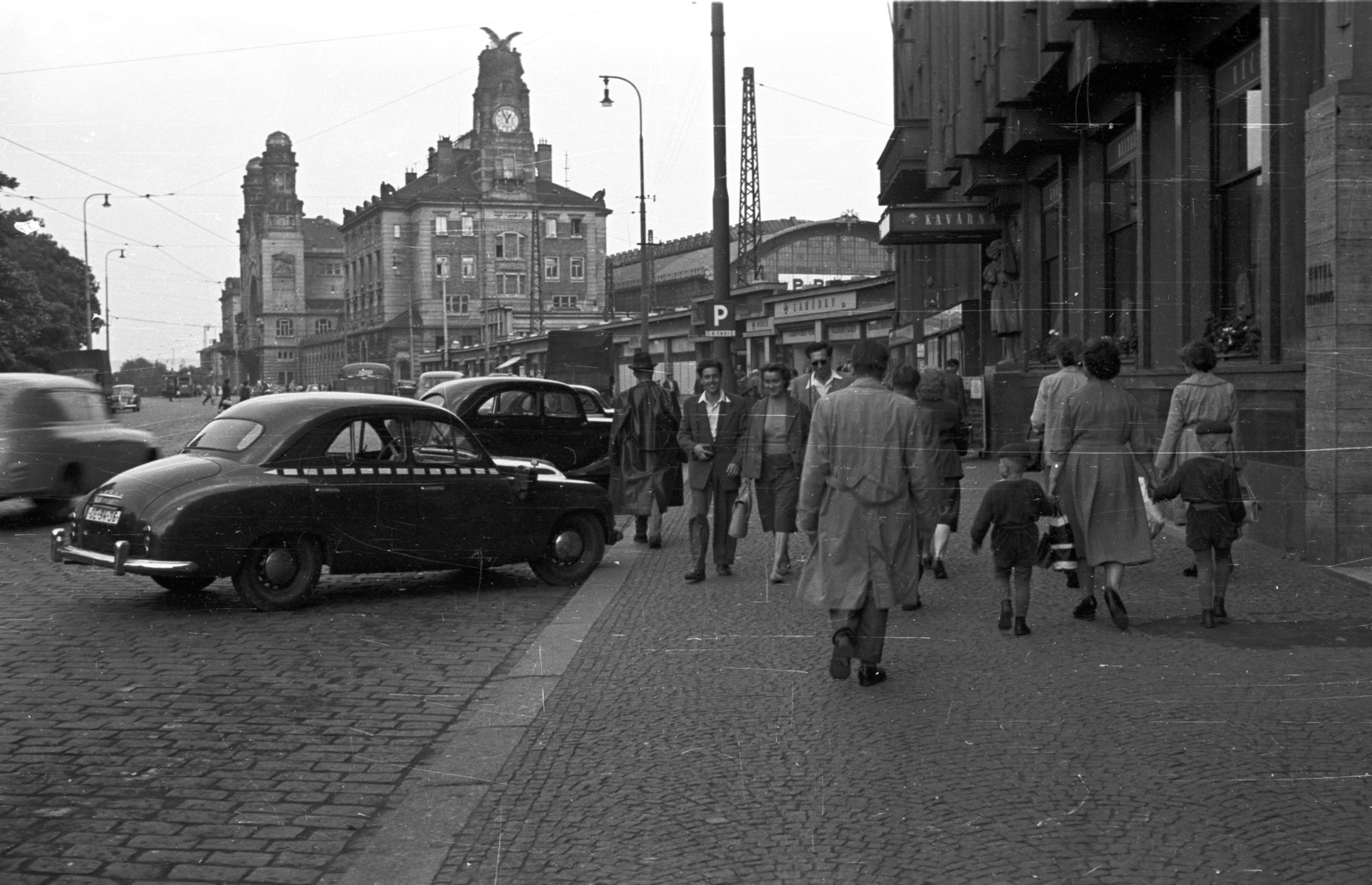 Csehország, Prága, Wilsonova ulice, szemben a főpályaudvar. Az előtérben Skoda 1200-as személygépkocsi., 1956, Nagy Gyula, Csehszlovákia, cégtábla, csehszlovák gyártmány, óra, utcakép, életkép, Skoda-márka, taxi, szecesszió, lámpaoszlop, pályaudvar, Skoda 1200, toronyóra, Art Nouveau, Josef Fanta-terv, Fortepan #51390