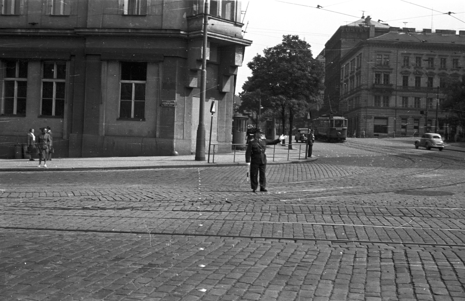 Csehország, Prága, Wilsonova ulice - Vinohradská ulice sarok., 1956, Nagy Gyula, Csehszlovákia, forgalom, utcakép, rendőr, villamos, kockakő, automobil, tömegközlekedés, forgalomirányítás, Ringhoffer-márka, gyalogátkelő, Fortepan #51393