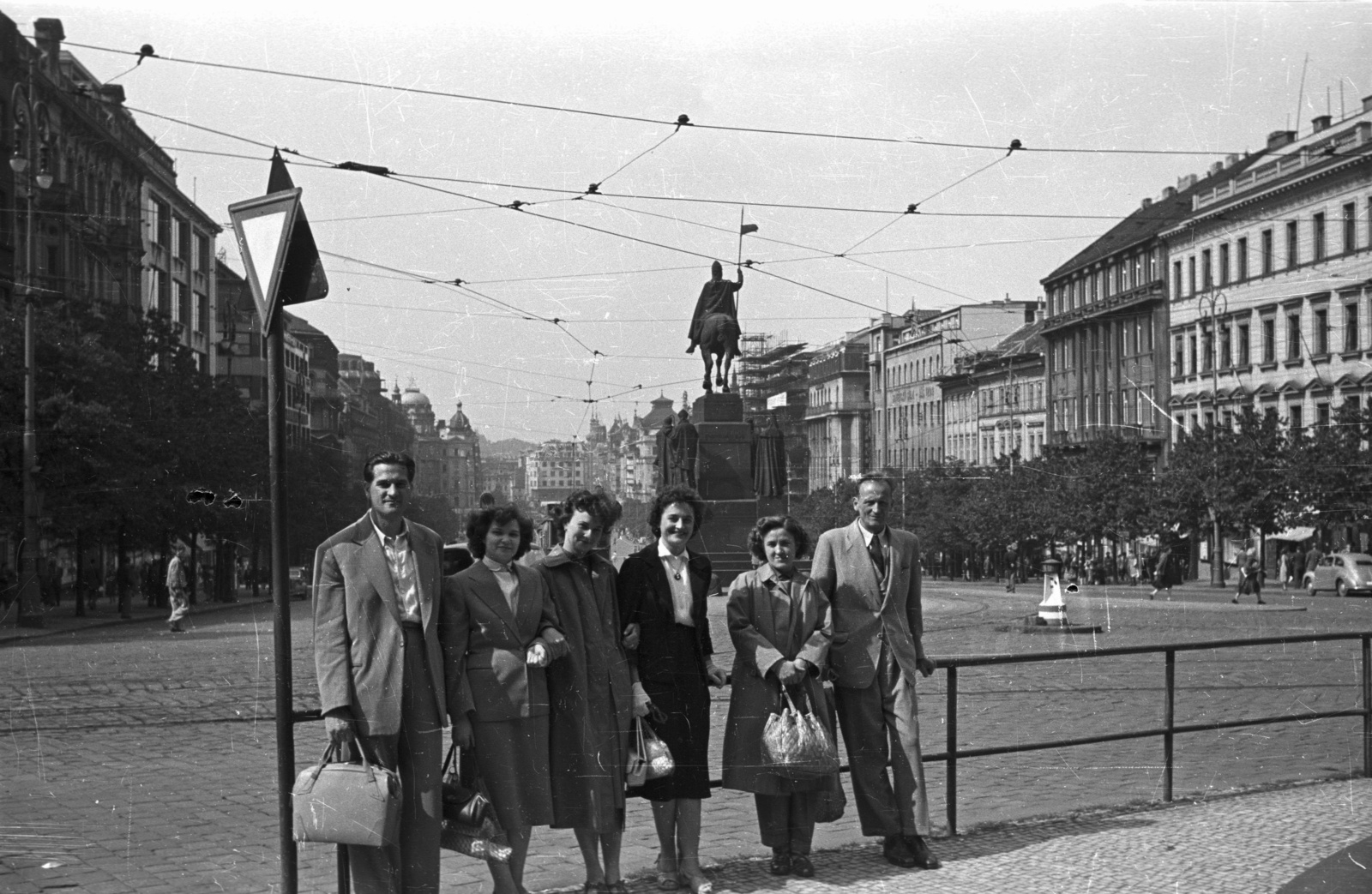 Csehország, Prága, Vencel tér (Václavské námestí) a Nemzeti Múzeum felől nézve, középen a Szt. Vencel szobor., 1956, Nagy Gyula, Csehszlovákia, csoportkép, nők, férfiak, utcakép, cekker, retikül, kézitáska, lovas szobor, szoborcsoport, I. Vencel-ábrázolás, Alois Dryák-terv, Prágai Szent Adalbert-ábrázolás, Szent Procopius-ábrázolás, Szent Ludmila-ábrázolás, Szent Ágnes-ábrázolás, Josef Václav Myslbek-terv, Celda Klouček-terv, Fortepan #51395