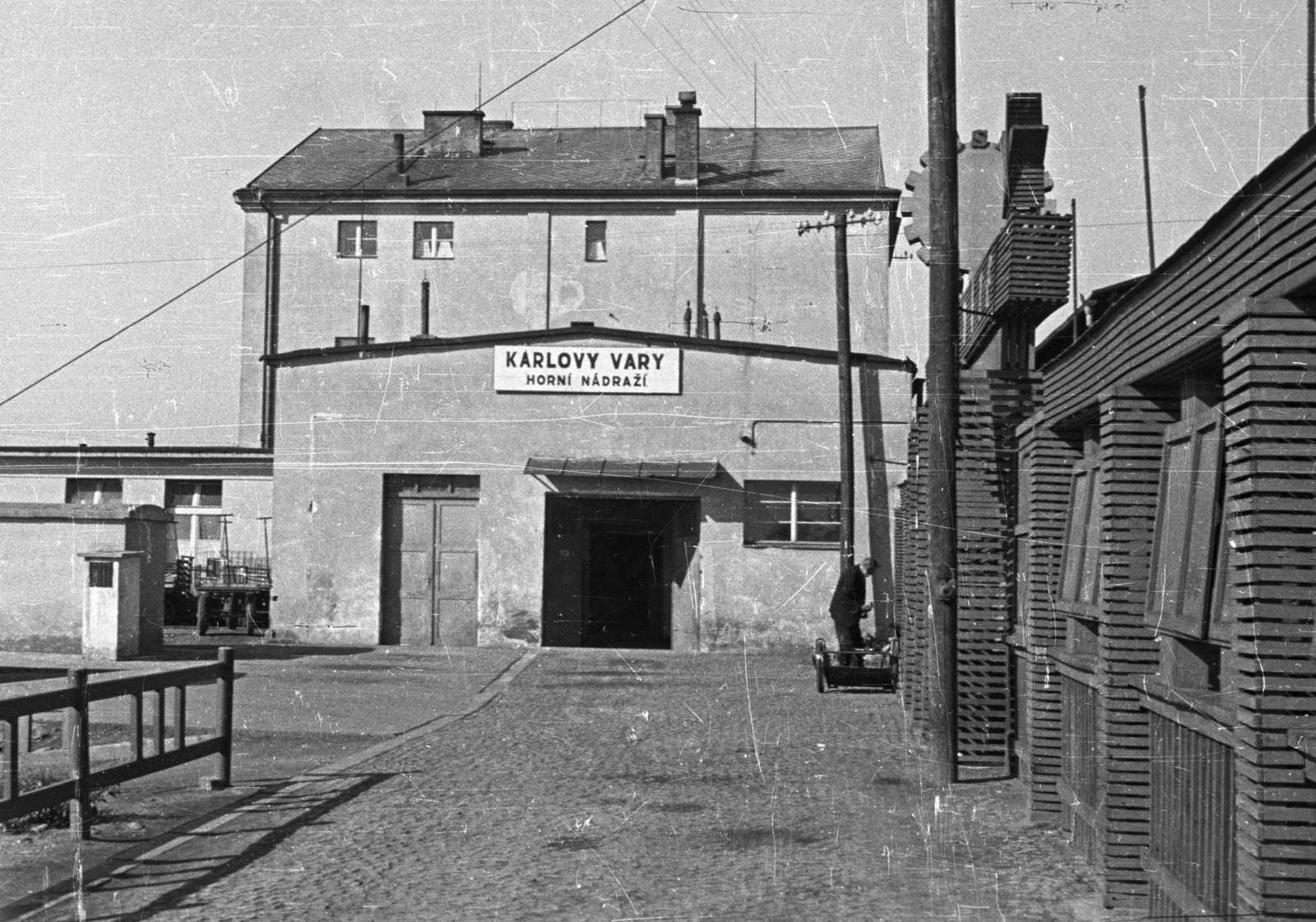 Czech Republik, Karlovy Vary, vasútállomás., 1956, Nagy Gyula, Czechoslovakia, train station, board, place-name signs, health resort, Fortepan #51404