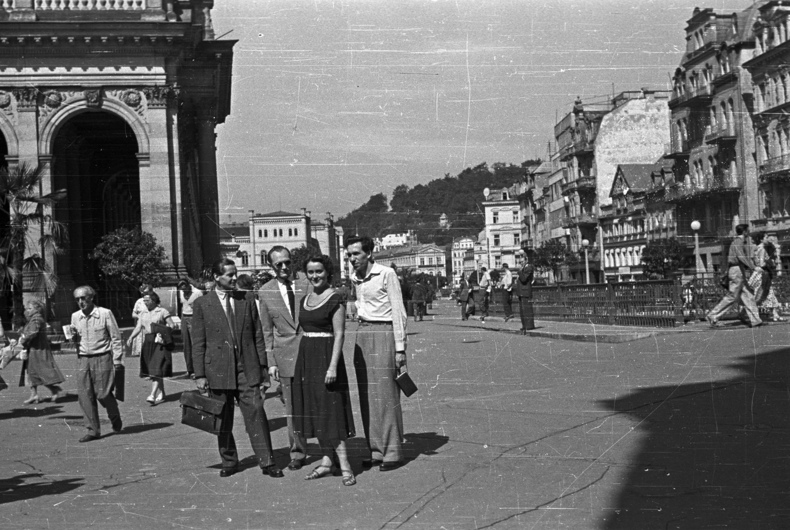 Czech Republik, Karlovy Vary, balra a Malomkút kolonnád, háttérben az egykori Lázne III. Szanatórium (később Windsor Spa Hotel)., 1956, Nagy Gyula, Czechoslovakia, tableau, hotel, Renaissance Revival, historicism, colonnade, health resort, Josef Zítek-design, Ludwig Renner-design, Gustav Hain-design, Eduard Labitzky-design, Fortepan #51409