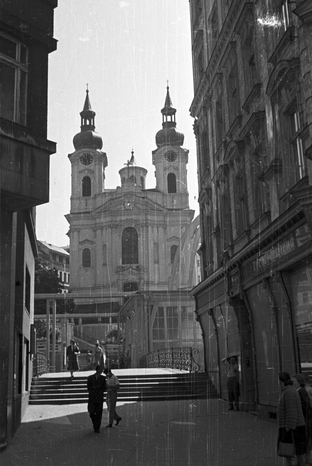 Csehország, Karlovy Vary, Szent Mária-Magdaléna-templom, előtte a Termál Forrás kolonnád., 1956, Nagy Gyula, Csehszlovákia, templom, barokk-stílus, kupola, ácsolat, oszlopsor, székesegyház, gyógyszálló, Kilian Ignaz Dientzenhofer-terv, Harald Schnabel-terv, Ladislav Kozák-terv, Fortepan #51410