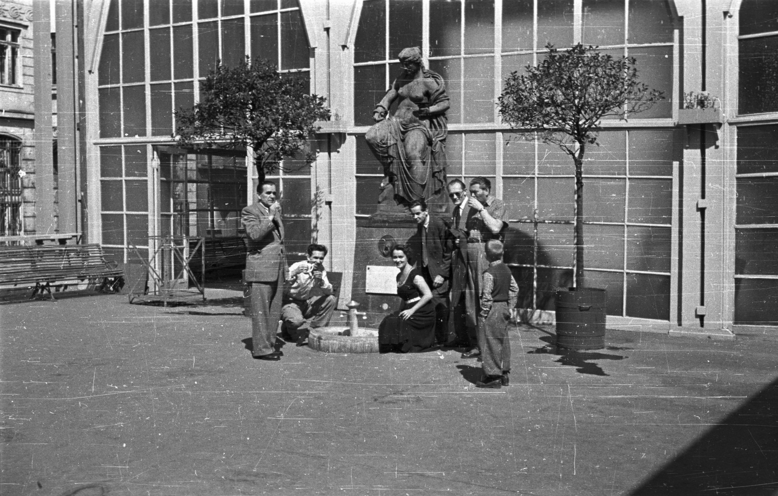 Csehország, Karlovy Vary, Termál Forrás kolonnád, előtte a Hygeia szobra (Vincenz Pilz, 1878.), később az épületen belülre került., 1956, Nagy Gyula, Csehszlovákia, szobor, csoportkép, ácsolat, oszlopsor, gyógyszálló, meztelen alak, Hügieia-ábrázolás, Harald Schnabel-terv, Fortepan #51411