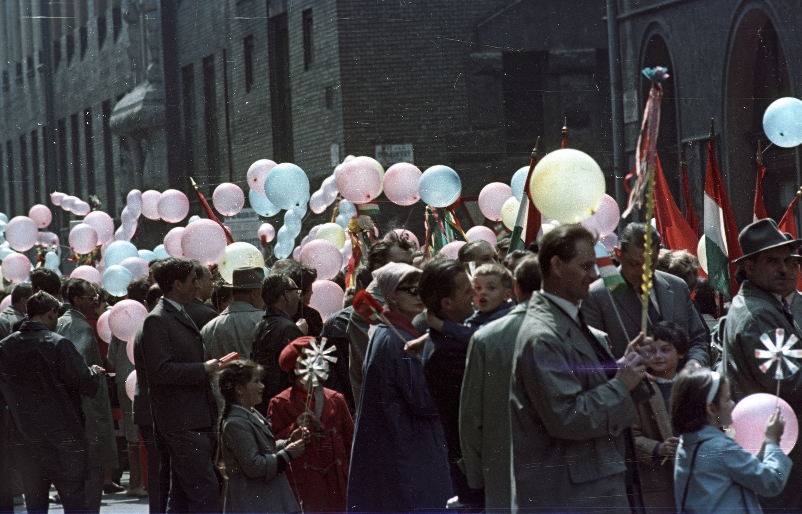 Hungary, Budapest VII., Dembinszky utca és a Hernád utca kereszteződése, május 1-i felvonulás., 1964, Nagy Gyula, colorful, march, baloon, 1st of May parade, Budapest, Fortepan #51422