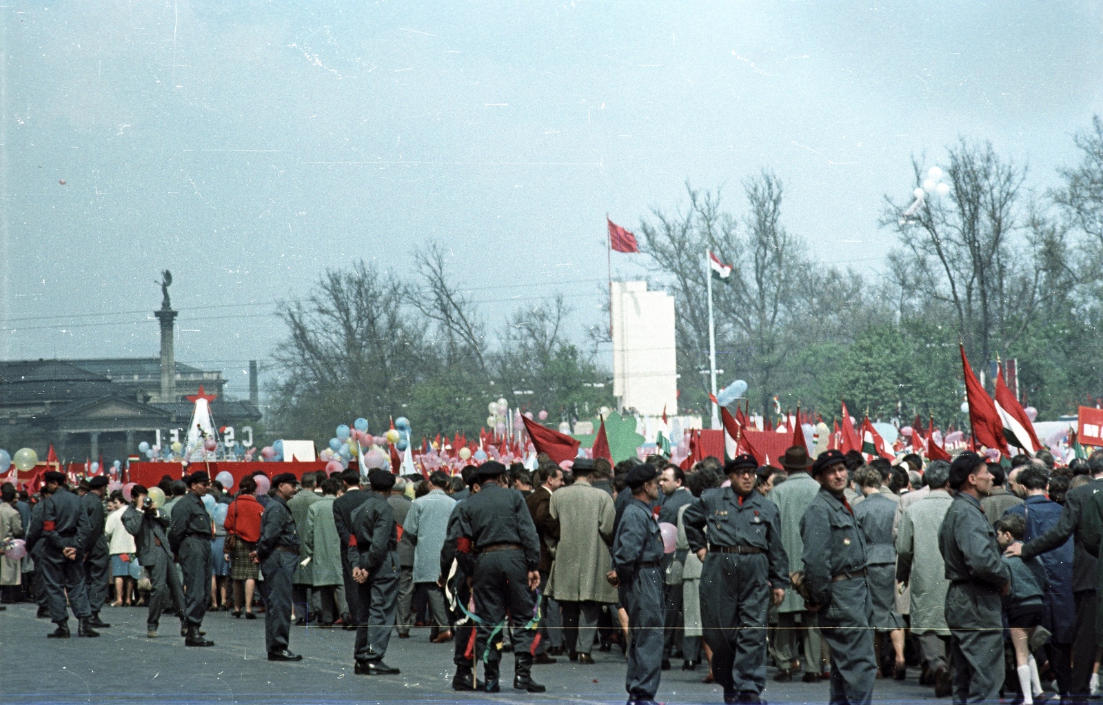 Magyarország, Budapest XIV., Ötvenhatosok tere (Felvonulási tér), május 1-i felvonulás., 1964, Nagy Gyula, színes, munkásőr, felvonulás, május 1, Budapest, Gábriel arkangyal-ábrázolás, hátratett kéz, Fortepan #51424