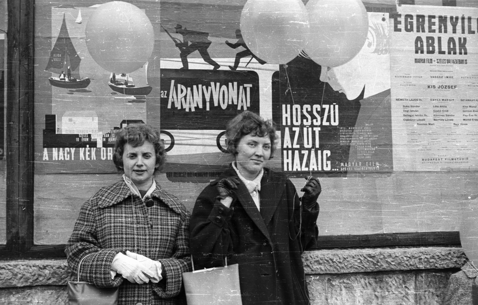 Hungary, Budapest VII., Bajza utca a Damjanich utca és a Városligeti (Gorkij) fasor között, május 1-i felvonulók., 1960, Nagy Gyula, poster, baloon, 1st of May parade, Budapest, Fortepan #51431