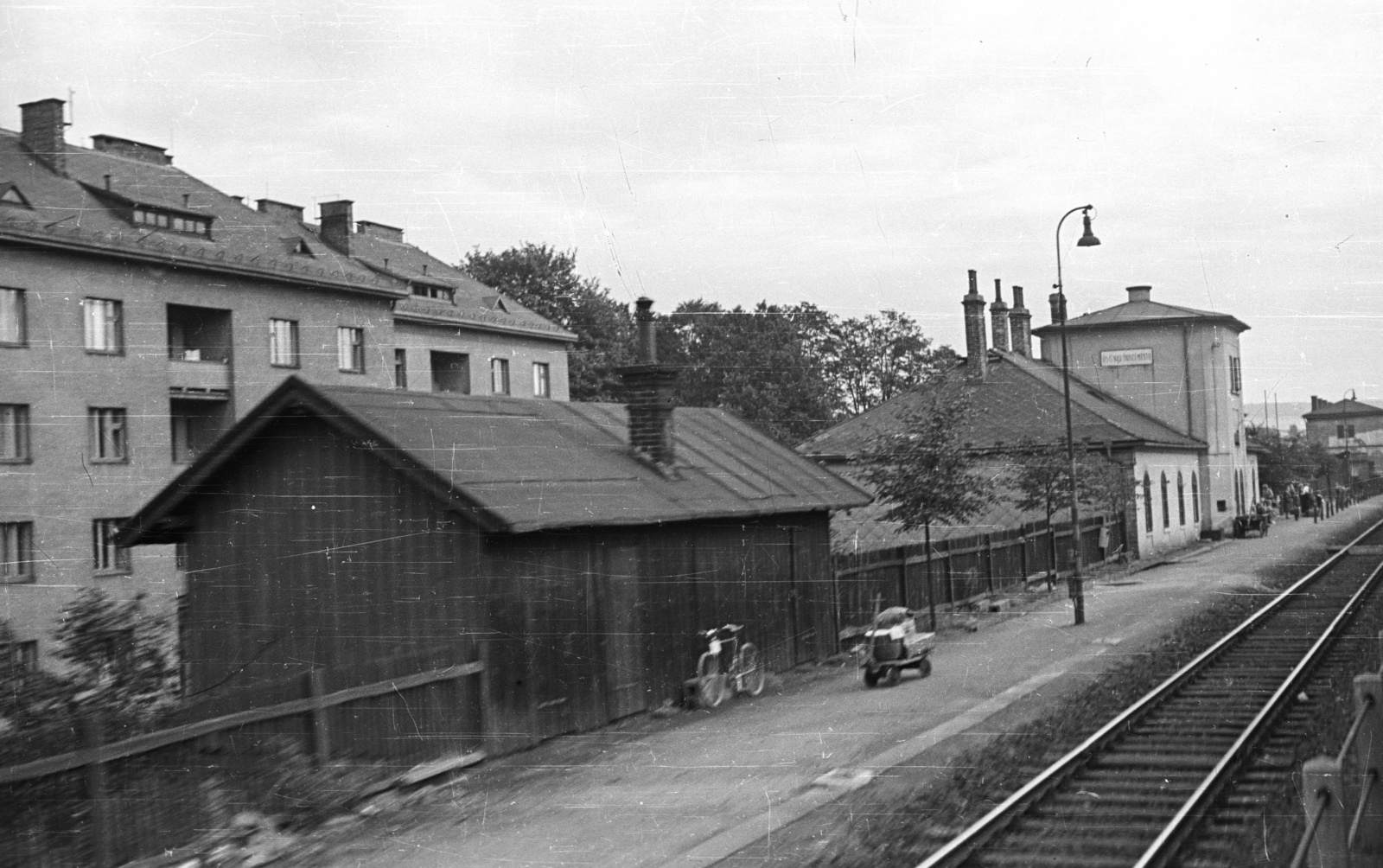 Csehország, Ústí nad Orlicí, Ústí nad Orlicí - mesto vasútállomás., 1956, Nagy Gyula, vasútállomás, helységnév tábla, ház, kémény, kerékpár, tábla, Fortepan #51437