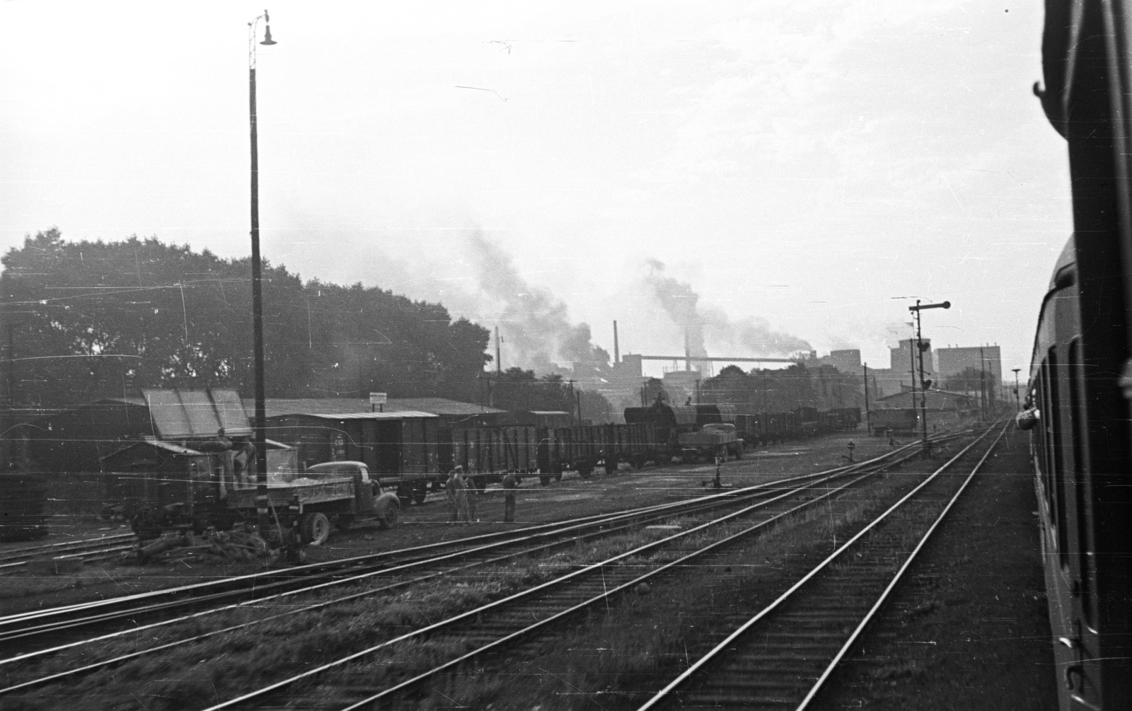 1956, Nagy Gyula, vasút, teherautó, vasúti jelző, vasútállomás, Fortepan #51441