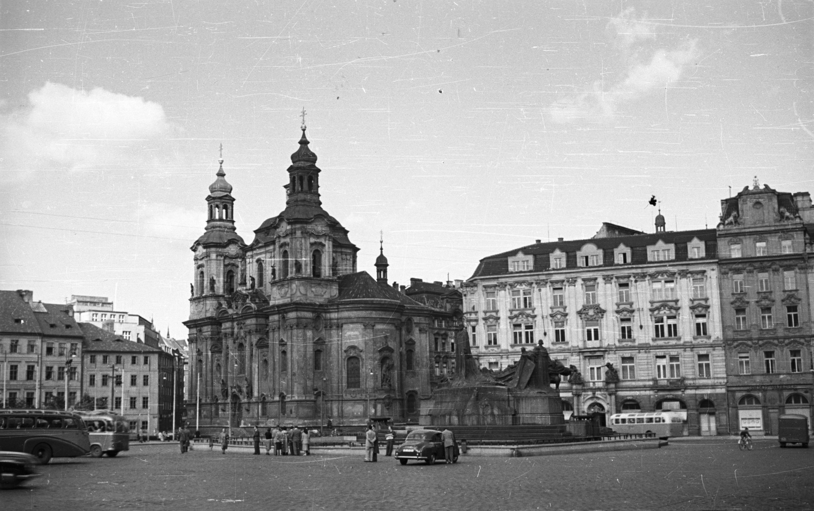 Csehország, Prága, Óváros tér (Staromestske namesti), Szent Miklós-templom., 1956, Nagy Gyula, Csehszlovákia, templom, szobor, emlékmű, Bazilika, barokk-stílus, kockakő, szoborcsoport, Husz János-ábrázolás, Ladislav Šaloun-terv, husziták, Kilian Ignaz Dientzenhofer-terv, Fortepan #51450