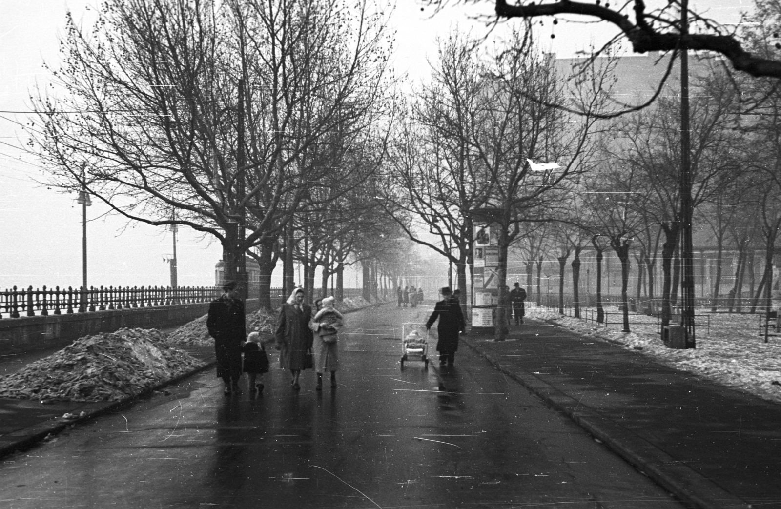 Magyarország, Budapest V., Dunakorzó, Petőfi tér, háttérben a Dunakert a Duna Szálló déli falánál., 1955, Nagy Gyula, séta, babakocsi, utcakép, hirdetőoszlop, Budapest, Fortepan #51456