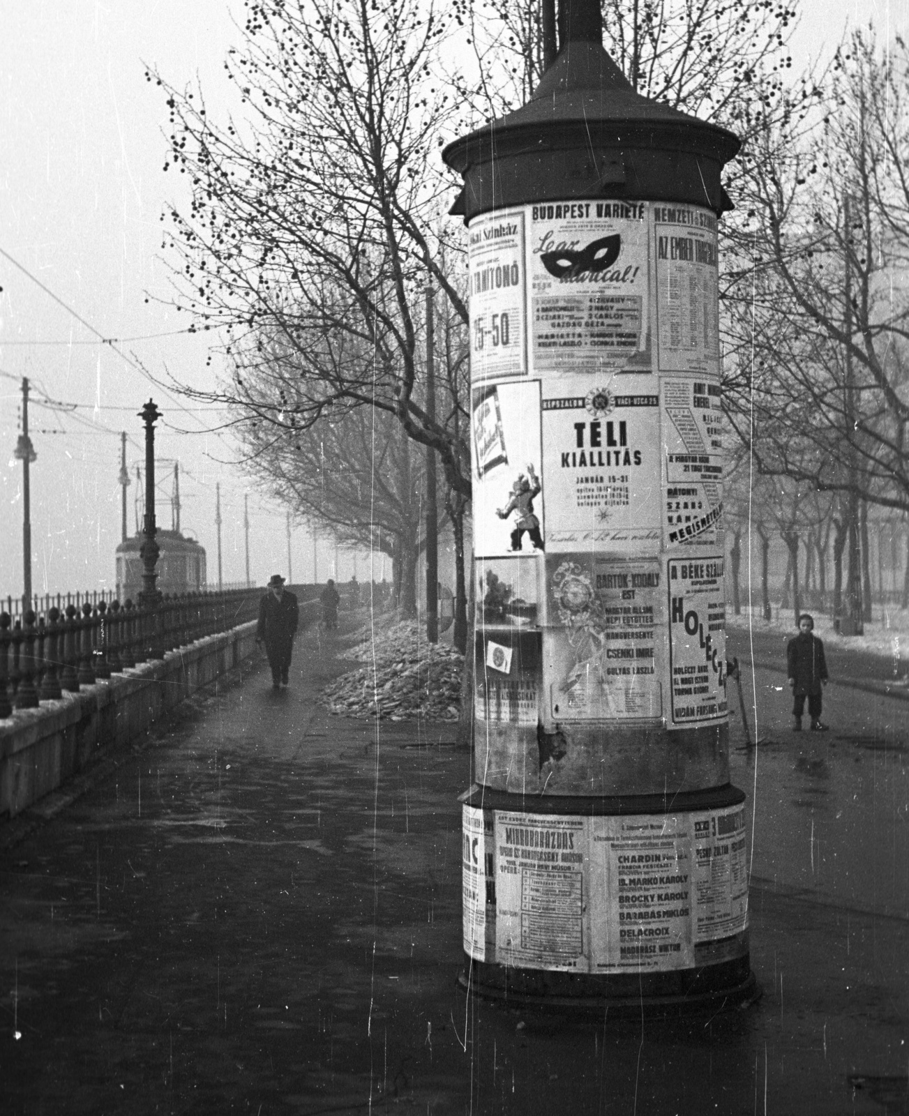 Hungary, Budapest V., Dunakorzó, Petőfi tér., 1955, Nagy Gyula, tram, ad pillar, wharf, Ganz-brand, Stuka tramway, Budapest, Fortepan #51459