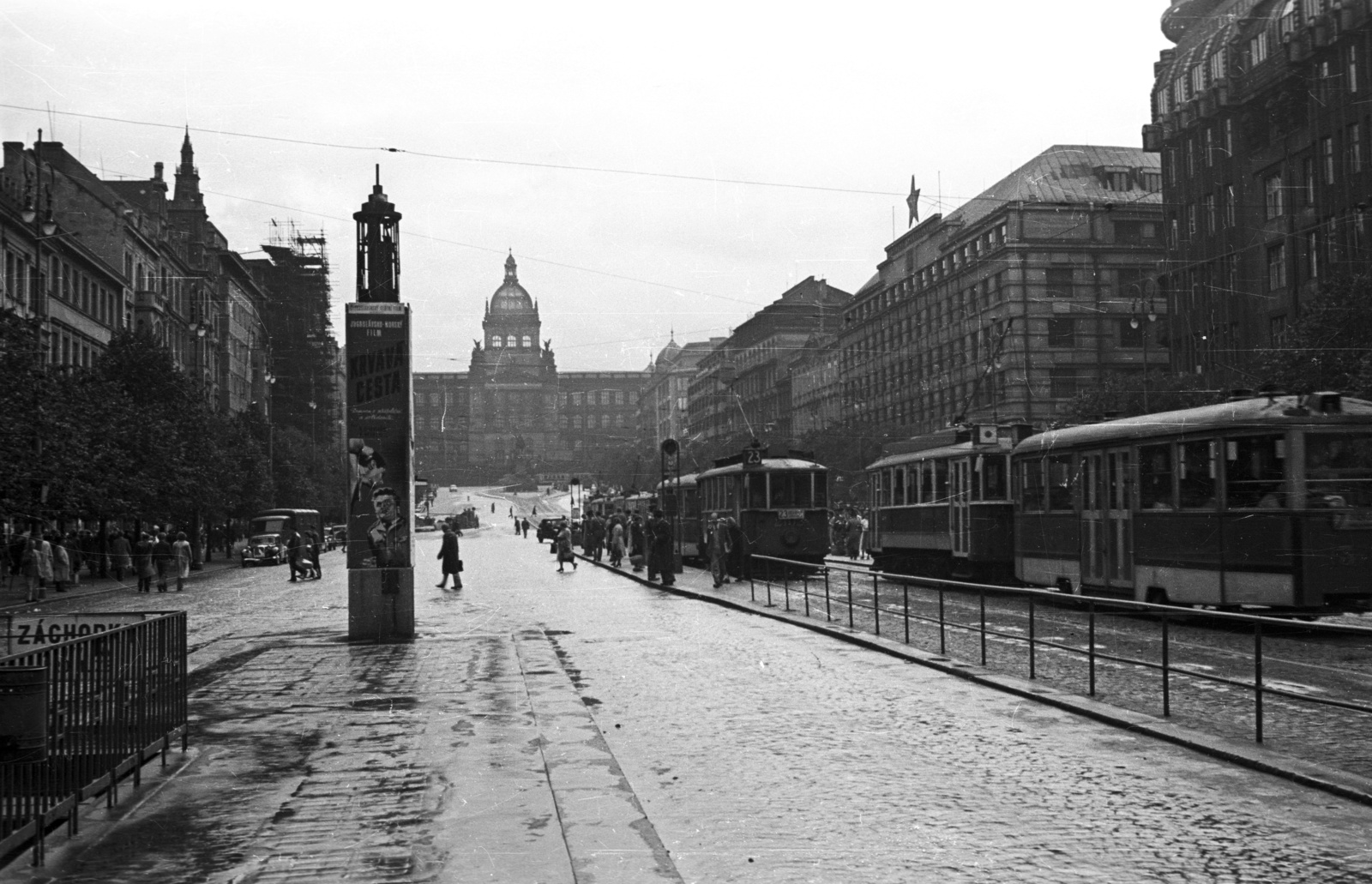 Csehország, Prága, Vencel tér (Václavské námestí), távolban a Nemzeti Múzeum., 1956, Nagy Gyula, Csehszlovákia, forgalom, plakát, utcakép, életkép, villamos, hirdetőoszlop, neoreneszánsz, múzeum, villamosmegálló, tömegközlekedés, nemzeti múzeum, Josef Schulz-terv, Ringhoffer-márka, viszonylatszám, Fortepan #51461