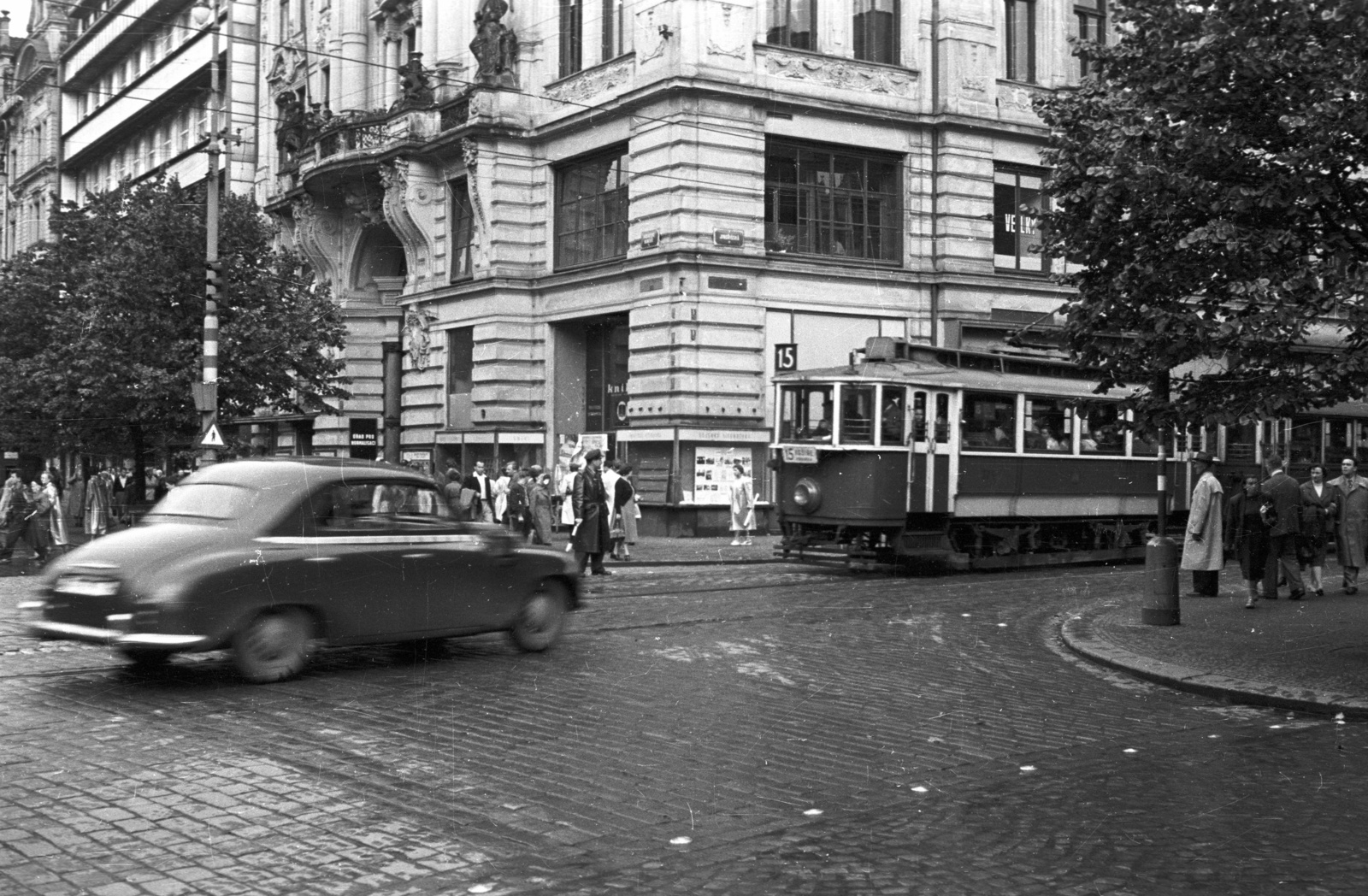 Csehország, Prága, Vencel tér (Václavské námestí) - Jindrisska ulice sarok., 1956, Nagy Gyula, Csehszlovákia, forgalom, csehszlovák gyártmány, utcakép, életkép, Skoda-márka, taxi, rendőr, villamos, Skoda 1200, tömegközlekedés, Ringhoffer-márka, viszonylatszám, gyalogátkelő, Fortepan #51464