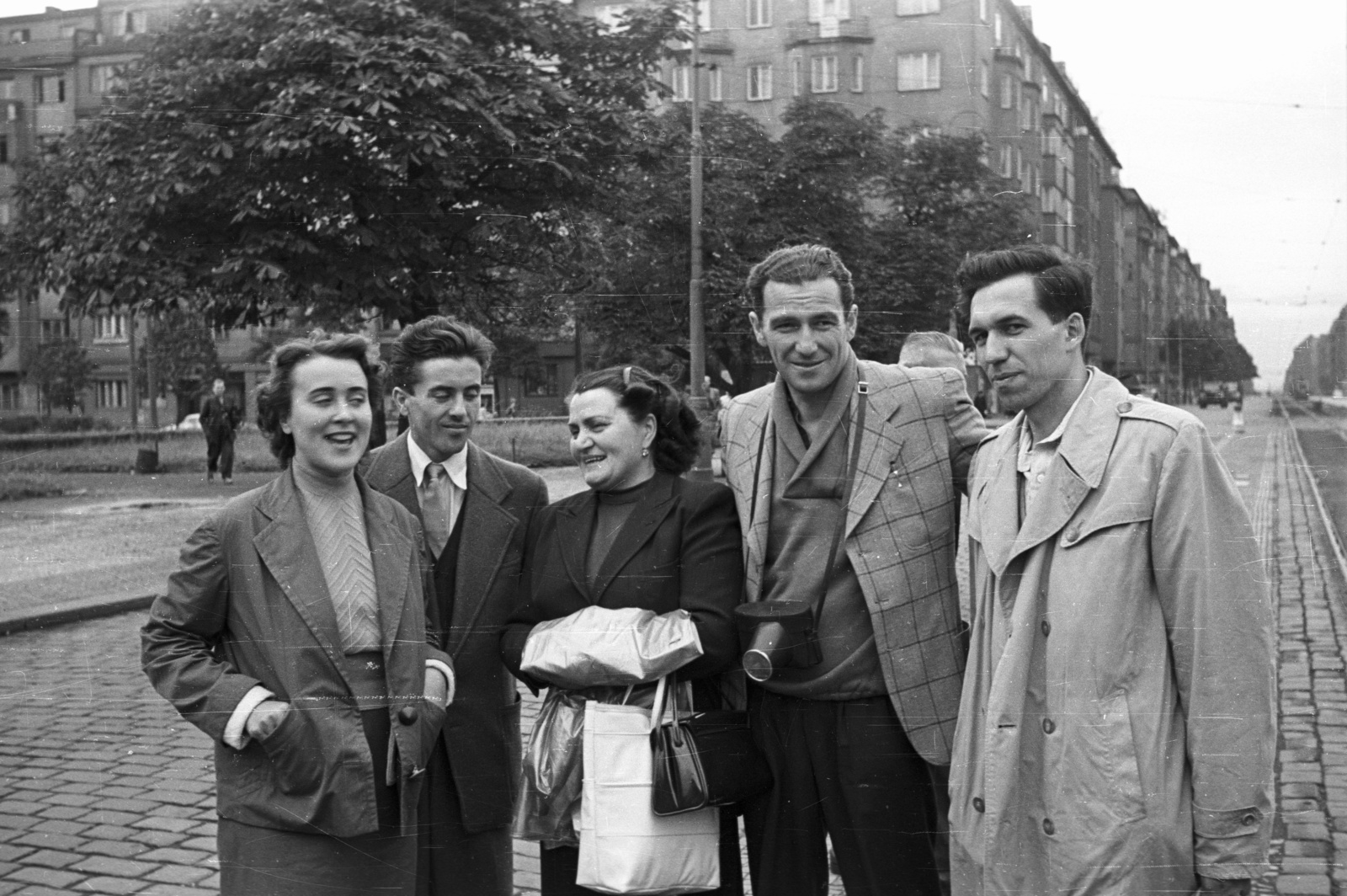 Csehország, Prága, Vinohradská ulice, balra a Jiriho z Lobkovic námestí., 1956, Nagy Gyula, Csehszlovákia, csoportkép, nők, férfiak, utcakép, fényképezőgép, retikül, Fortepan #51469