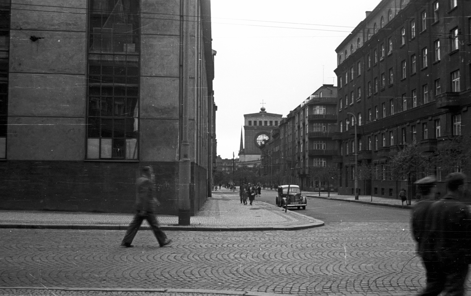 Csehország, Prága, Premyslovská ulice, szemben a Nejsvetejsího Srdce Páne templom., 1956, Nagy Gyula, Csehszlovákia, templom, utcakép, automobil, Jože Plečnik-terv, Fortepan #51470