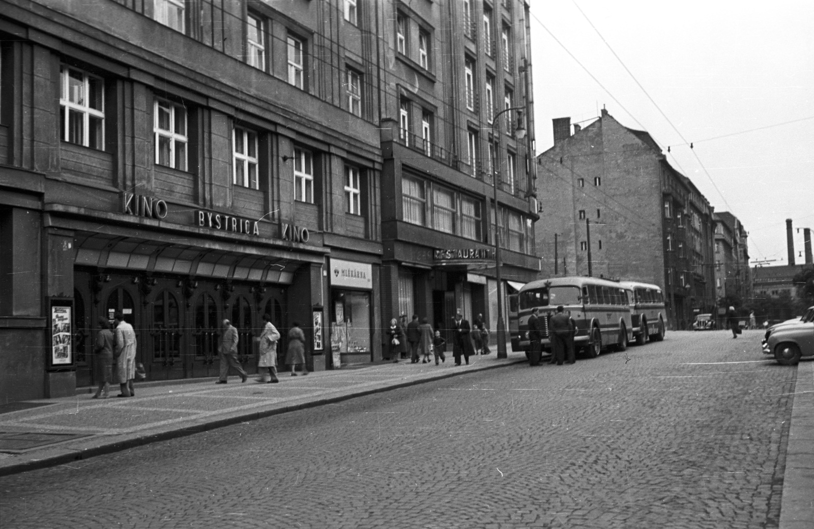 Csehország, Prága, Orlická ulice a Premyslovská ulice felől a Vinohradská ulice felé nézve., 1956, Nagy Gyula, Csehszlovákia, autóbusz, cégtábla, utcakép, életkép, étterem, kockakő, mozi, tejbolt, Alois Krofta-terv, Fortepan #51472