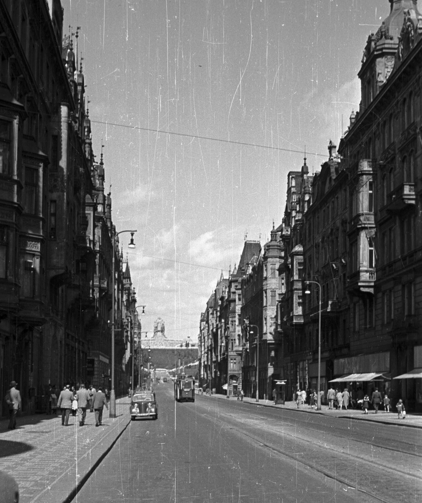 Czech Republik, Prague, Pařížská ulice a Čech híd (Čechuv most) és Sztálin szobra felé nézve., 1956, Nagy Gyula, Czechoslovakia, personality cult, traffic, monument, street view, tram, lamp post, automobile, Joseph Stalin portrayal, sculptural group, Jiří Štursa-design, Otakar Švec-design, Fortepan #51483