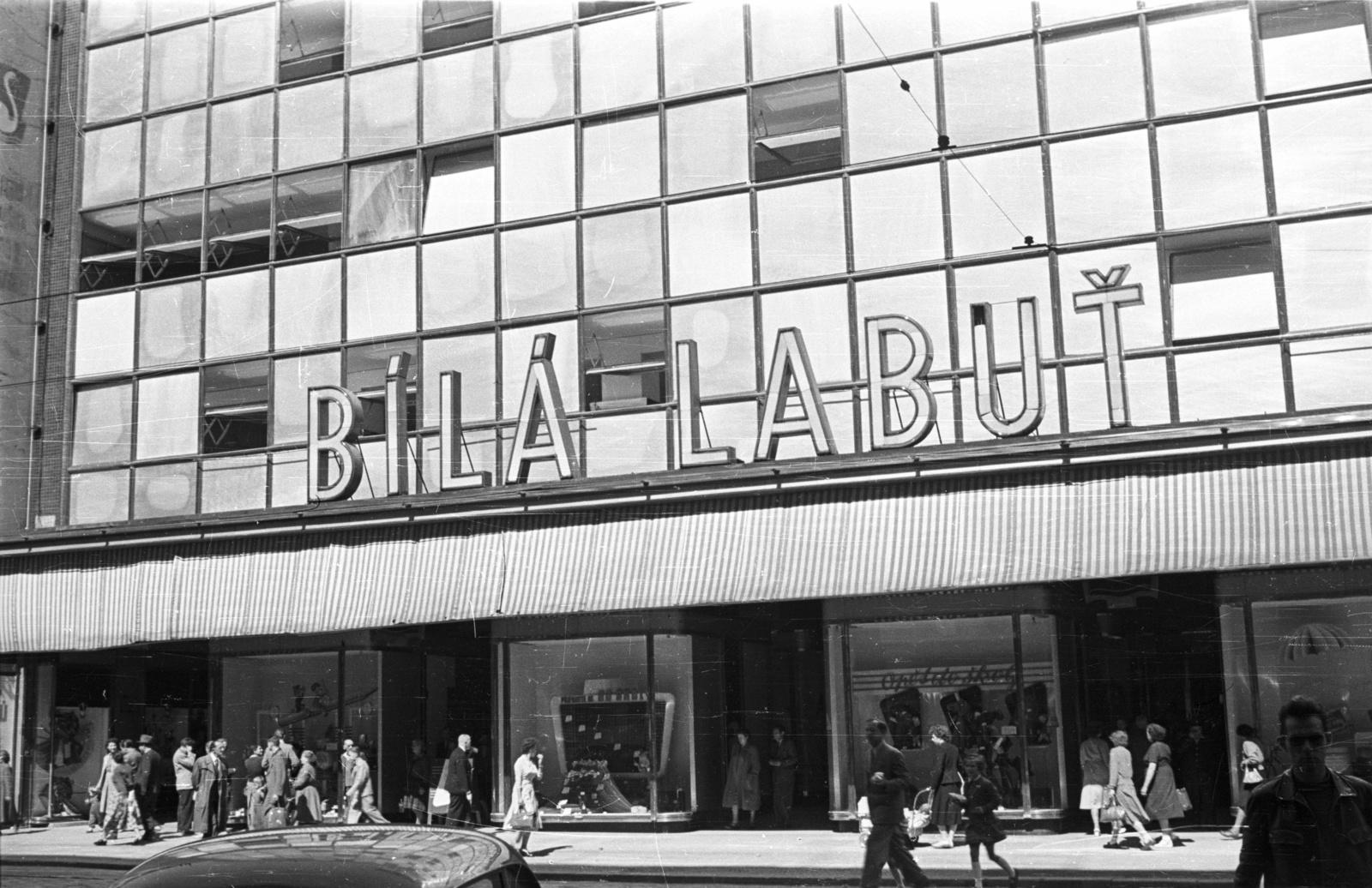 Czech Republik, Prague, Na Porici ulice 23., Bílá Labut áruház., 1956, Nagy Gyula, Czechoslovakia, Show window, label, store, modern architecture, department store, Functionalism, Josef Kittrich-design, Josef Hrubý-design, Fortepan #51484