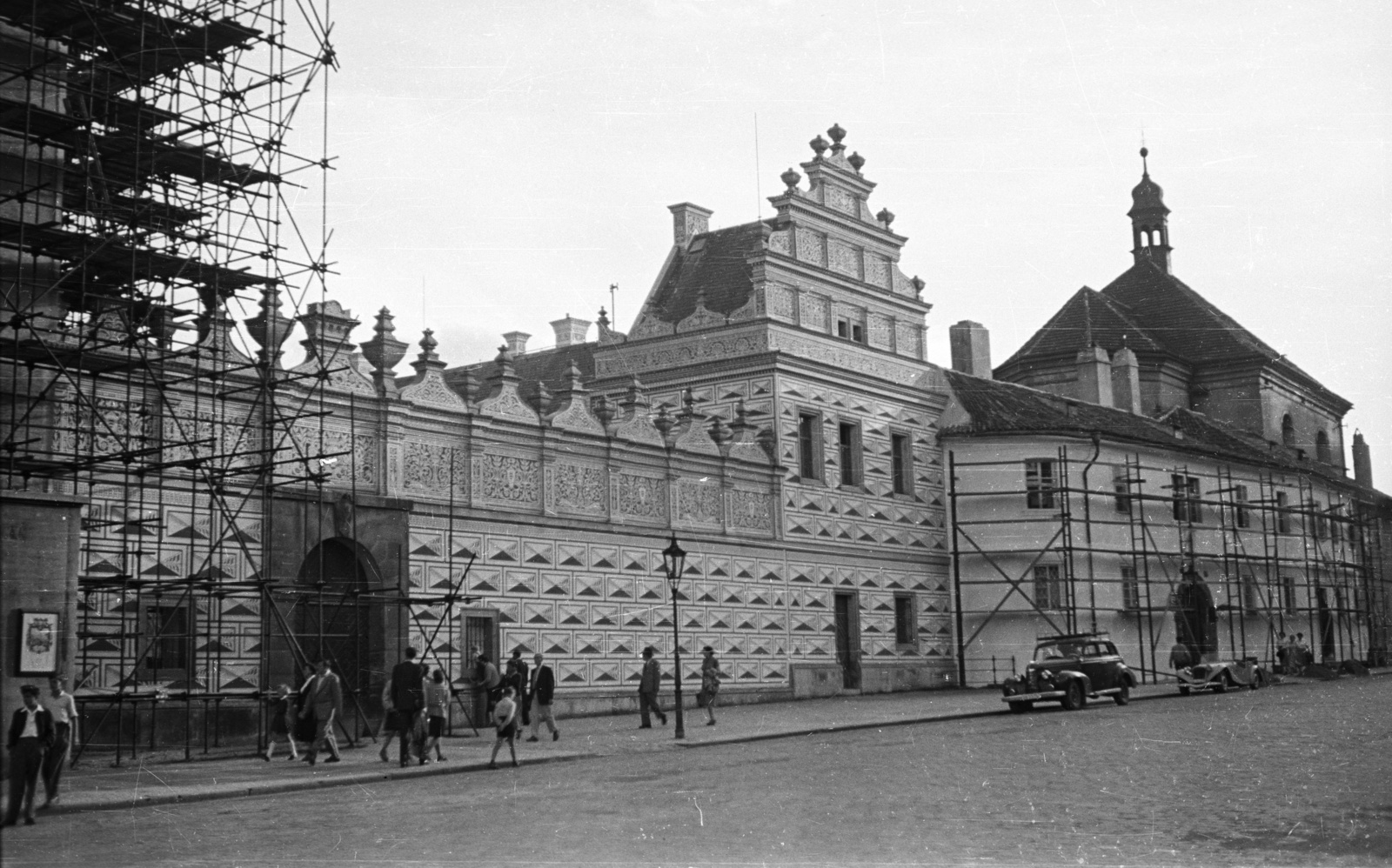 Czech Republik, Prague, Hradzsin tér, Schwarzenberg-palota., 1956, Nagy Gyula, Czechoslovakia, palace, renaissance, automobile, scaffolding, Agostino Galli-design, Fortepan #51487