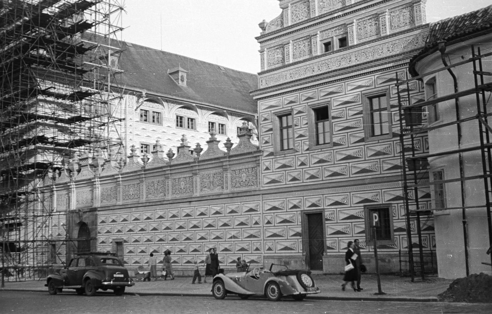 Csehország, Prága, Hradzsin tér, Schwarzenberg-palota., 1956, Nagy Gyula, Csehszlovákia, csehszlovák gyártmány, utcakép, palota, Aero-márka, reneszánsz, automobil, állvány, Aero 30, kabrió, Agostino Galli-terv, Fortepan #51488