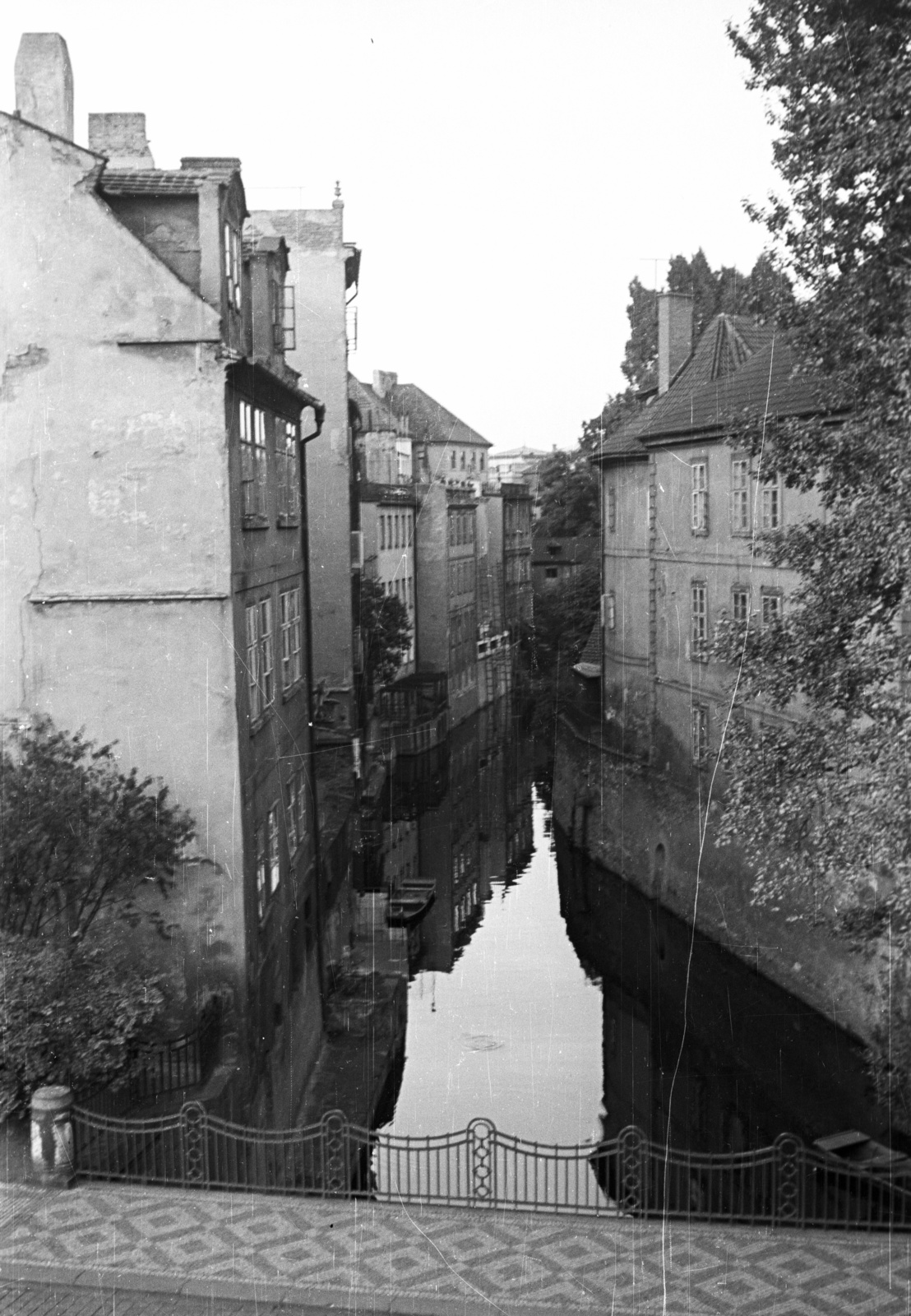 Czech Republik, Prague, Ördög-csatorna (Certovka)., 1956, Nagy Gyula, Czechoslovakia, canal, Fortepan #51493