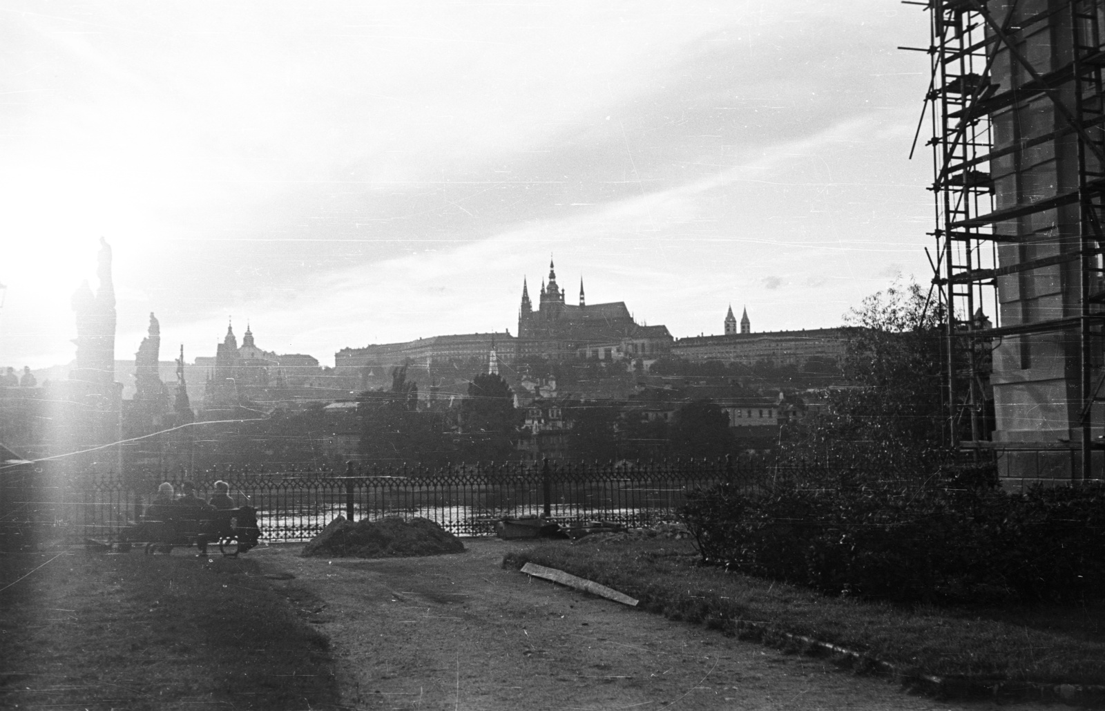 Csehország, Prága, a Hradzsin látképe a Károly híd óvárosi hídfőjétől., 1956, Nagy Gyula, Csehszlovákia, látkép, vár, székesegyház, Peter Parler-terv, Matyáš z Arrasu-terv, Fortepan #51495