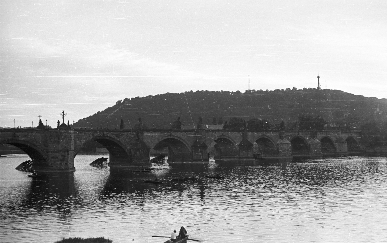 Csehország, Prága, Károly híd., 1956, Nagy Gyula, Csehszlovákia, híd, folyó, feszület, kőhíd, ívhíd, Peter Parler-terv, Fortepan #51496