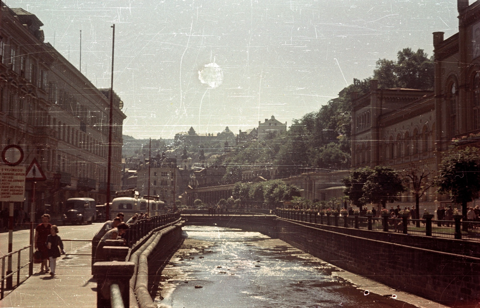 Czech Republik, Karlovy Vary, Tepla folyó, jobbra az egykori Lázne III. Szanatórium (később Windsor Spa Hotel)., 1956, Nagy Gyula, Czechoslovakia, colorful, river, Renaissance Revival, historicism, health resort, Josef Zítek-design, Ludwig Renner-design, Gustav Hain-design, Eduard Labitzky-design, Fortepan #51507