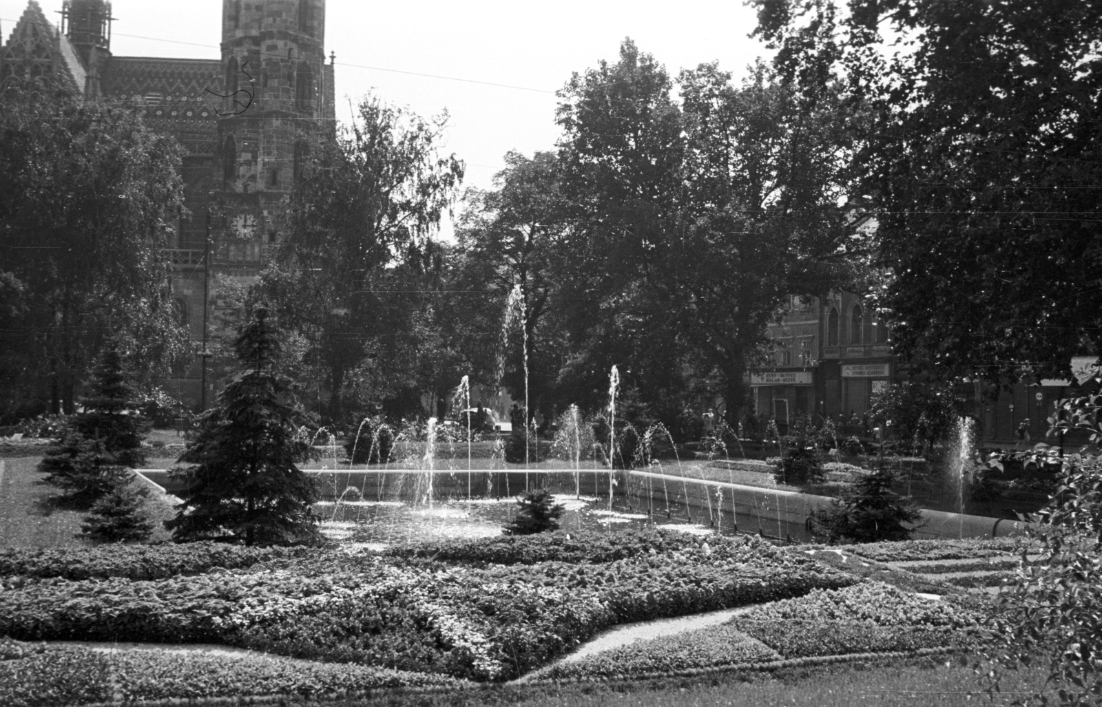 Szlovákia, Kassa, Fő tér (Hlavné namestie), Szent Erzsébet-főszékesegyház (Dóm)., 1956, Nagy Gyula, Csehszlovákia, templom, szökőkút, park, katolikus, Felvidék, toronyóra, székesegyház, Fortepan #51510