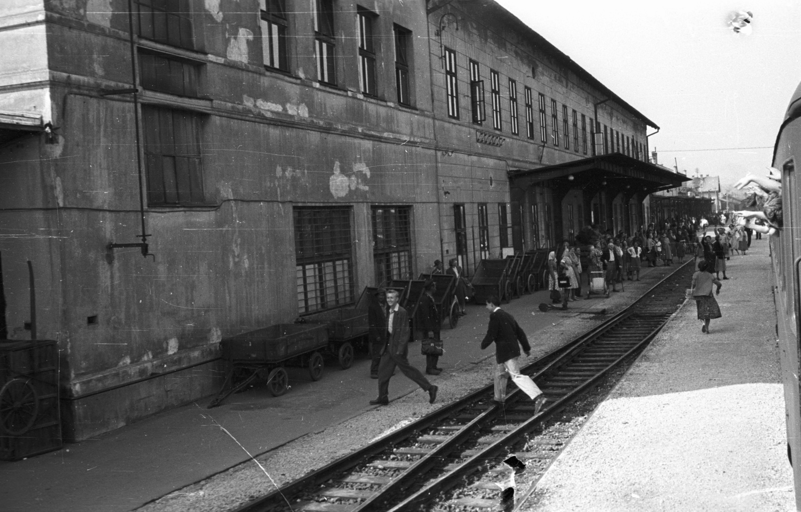 Szlovákia, Kassa, vasútállomás., 1956, Nagy Gyula, Csehszlovákia, integetés, vasútállomás, kézikocsi, vonat, Felvidék, Fortepan #51515