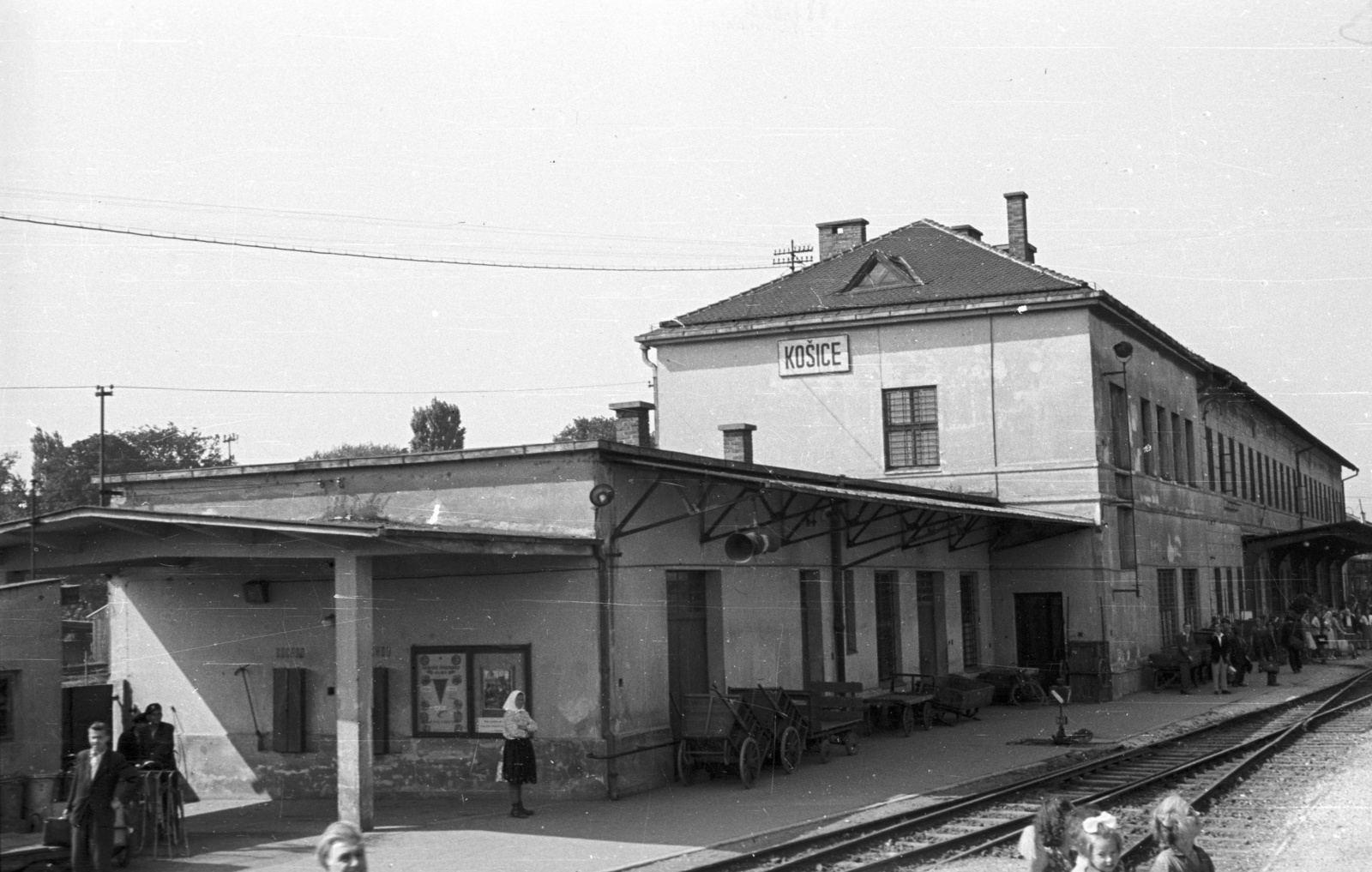 Slovakia, Košice, vasútállomás., 1956, Nagy Gyula, Czechoslovakia, train station, handbarrow, Upper Hungary, board, place-name signs, Fortepan #51517
