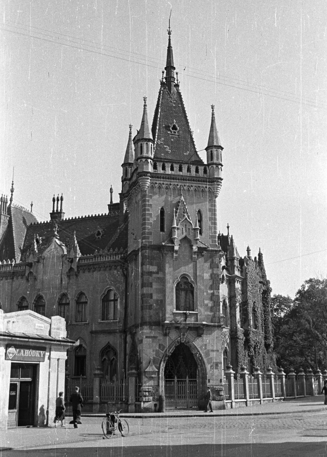 Slovakia, Košice, Jakab-palota., 1956, Nagy Gyula, Czechoslovakia, bicycle, grocery store, palace, tower, Upper Hungary, eclectic architecture, Péter Jakab-design, pointed arch, Fortepan #51521