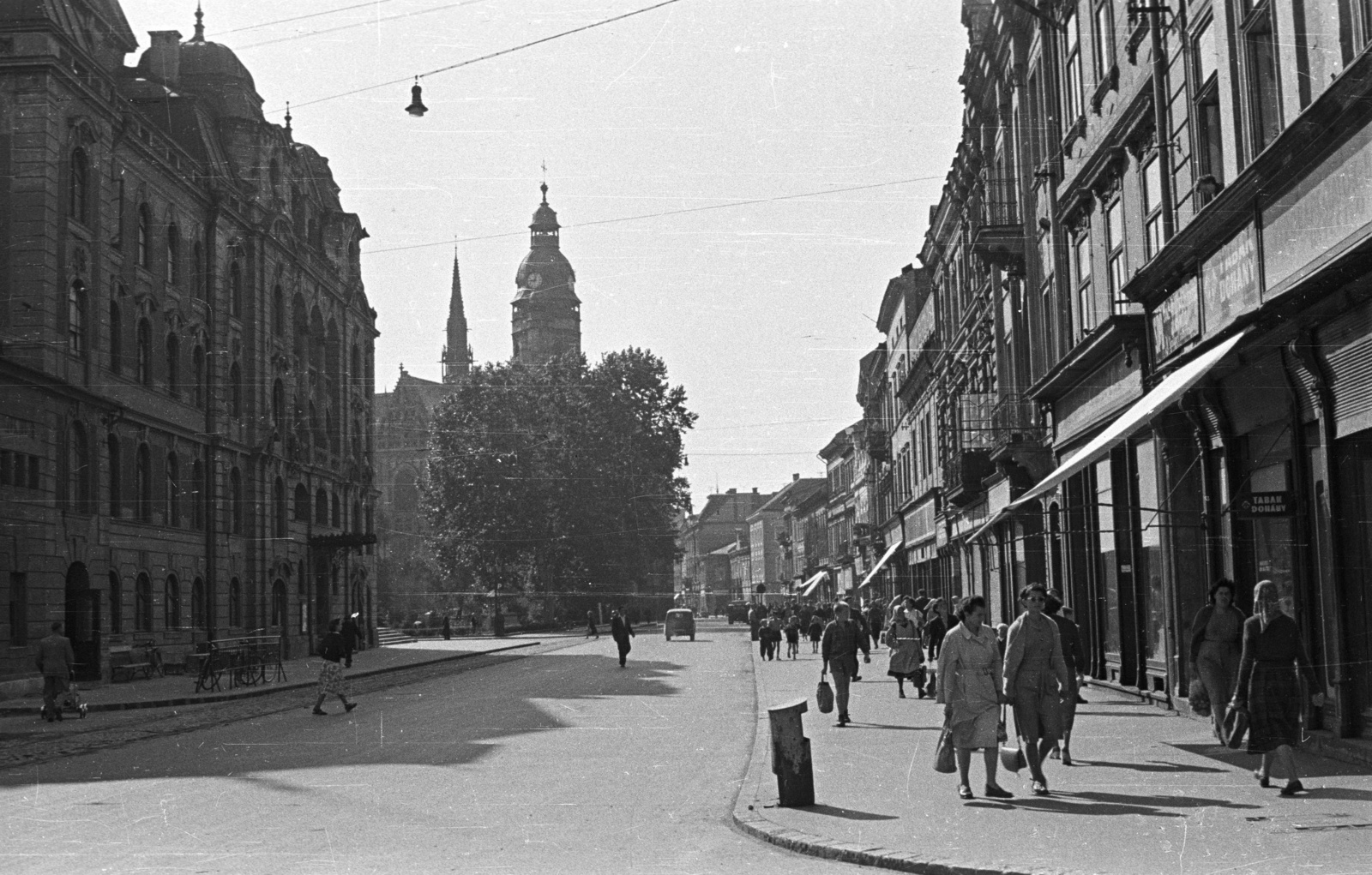 Szlovákia, Kassa, Fő tér (Hlavné namestie), Állami Színház, háttérben a Szent Erzsébet-főszékesegyház (Dóm)., 1956, Nagy Gyula, Csehszlovákia, nemzeti színház, járókelő, trafik, katolikus, Felvidék, székesegyház, Láng Adolf-terv, napellenző, neobarokk stílus, Fortepan #51523