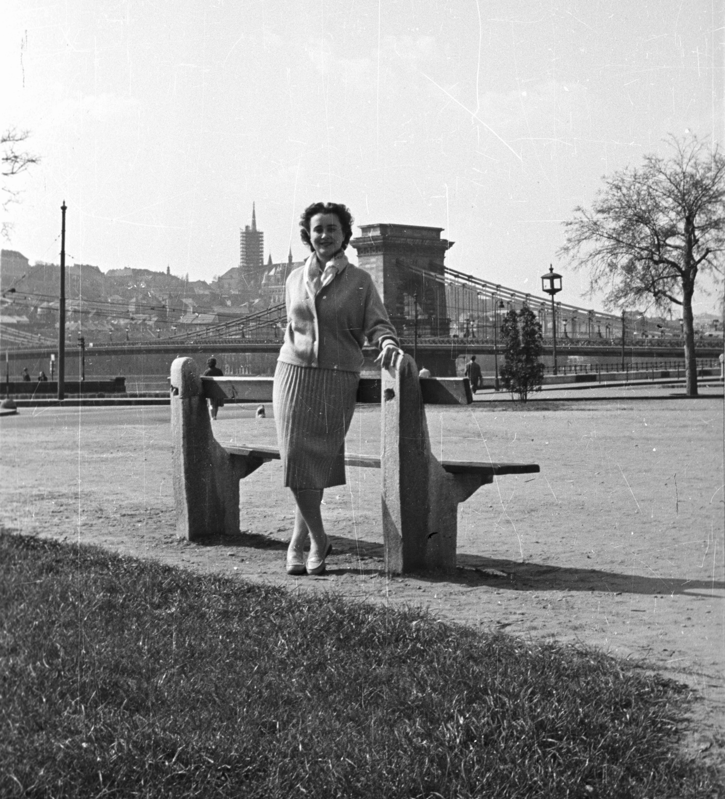 Hungary, Budapest V., Eötvös tér, háttérben a Széchenyi Lánchíd és a felálványozott Mátyás-templom., 1957, Nagy Gyula, fashion, bench, Budapest, suspension bridge, William Tierney Clark-design, Fortepan #51526