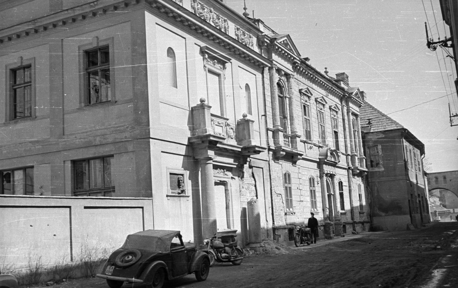 Hungary, Veszprém, Vár (Tolbuhin) utca, Lovassy László (egykor Piarista) gimnázium., 1956, Nagy Gyula, motorcycle, high school, automobile, number plate, János Batsányi-portrayal, Fortepan #51533